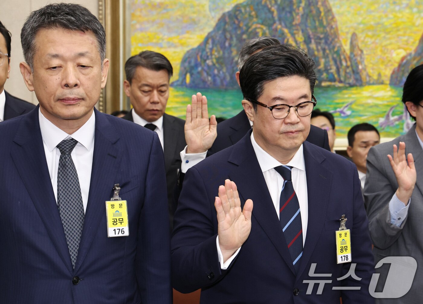 본문 이미지 - 김광일 홈플러스 대표이사&#40;왼쪽&#41;와 김병주 MBK파트너스 회장이 14일 오후 서울 여의도 국회에서 열린 정무위원회 국정감사에 출석해 증인선서를 하고 있다. 2025.10.14/뉴스1 ⓒ News1 구윤성 기자