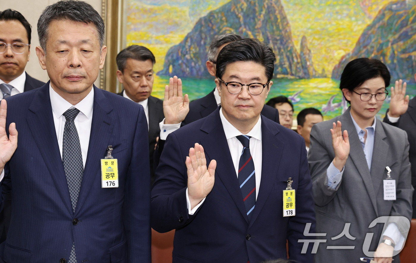 (서울=뉴스1) 구윤성 기자 = 김광일 홈플러스 대표이사(왼쪽부터)와 김병주 MBK파트너스 회장, 조주연 홈플러스 공동대표가 14일 오후 서울 여의도 국회에서 열린 정무위원회 국정 …