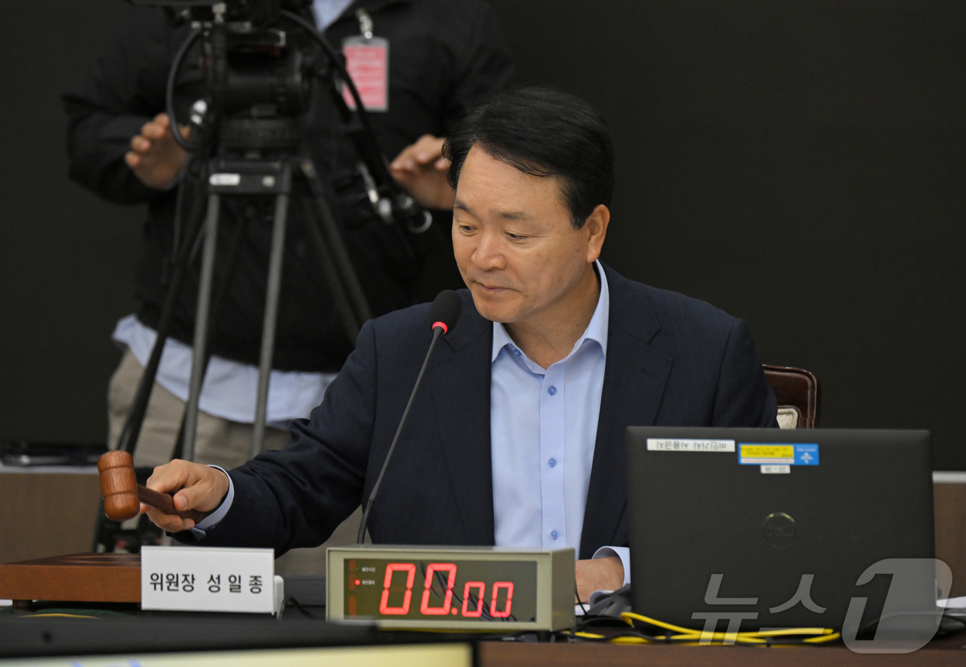 (서울=뉴스1) 국회사진기자단 = 성일종 국회 국방위원장이 14일 오전 서울 용산구 합동참모본부에서 열린 국회 국방위원회의 합동참모본부에 대한 국정감사에서 오후 속개 를 위한 의사 …