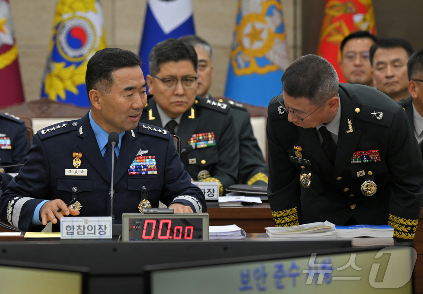 (서울=뉴스1) 국회사진기자단 = 진영승 합동참모본부 의장이 14일 오전 서울 용산구 합동참모본부에서 열린 열린 국회 국방위원회의 합동참모본부에 대한 국정감사에서 오후 속개를 앞두 …