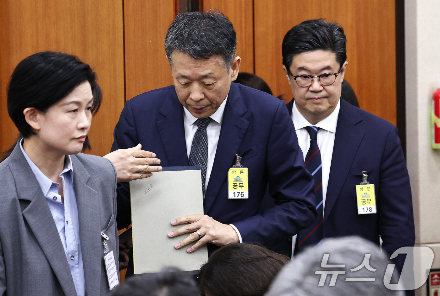 (서울=뉴스1) 구윤성 기자 = 조주연 홈플러스 공동대표(왼쪽부터), 김광일 홈플러스 대표이사와 김병주 MBK파트너스 회장이 4일 오후 서울 여의도 국회에서 열린 정무위원회 국정감 …