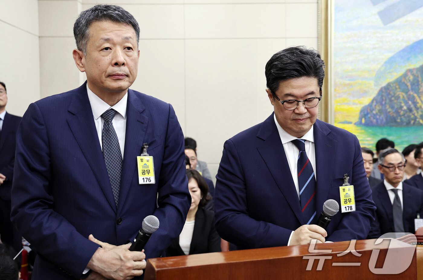 본문 이미지 - 김광일 홈플러스 대표이사(왼쪽)와 김병주 MBK파트너스 회장이 4일 오후 서울 여의도 국회에서 열린 정무위원회 국정감사에 증인으로 출석해 의원들의 질의를 듣고 있다. 2025.10.14/뉴스1 ⓒ News1 구윤성 기자