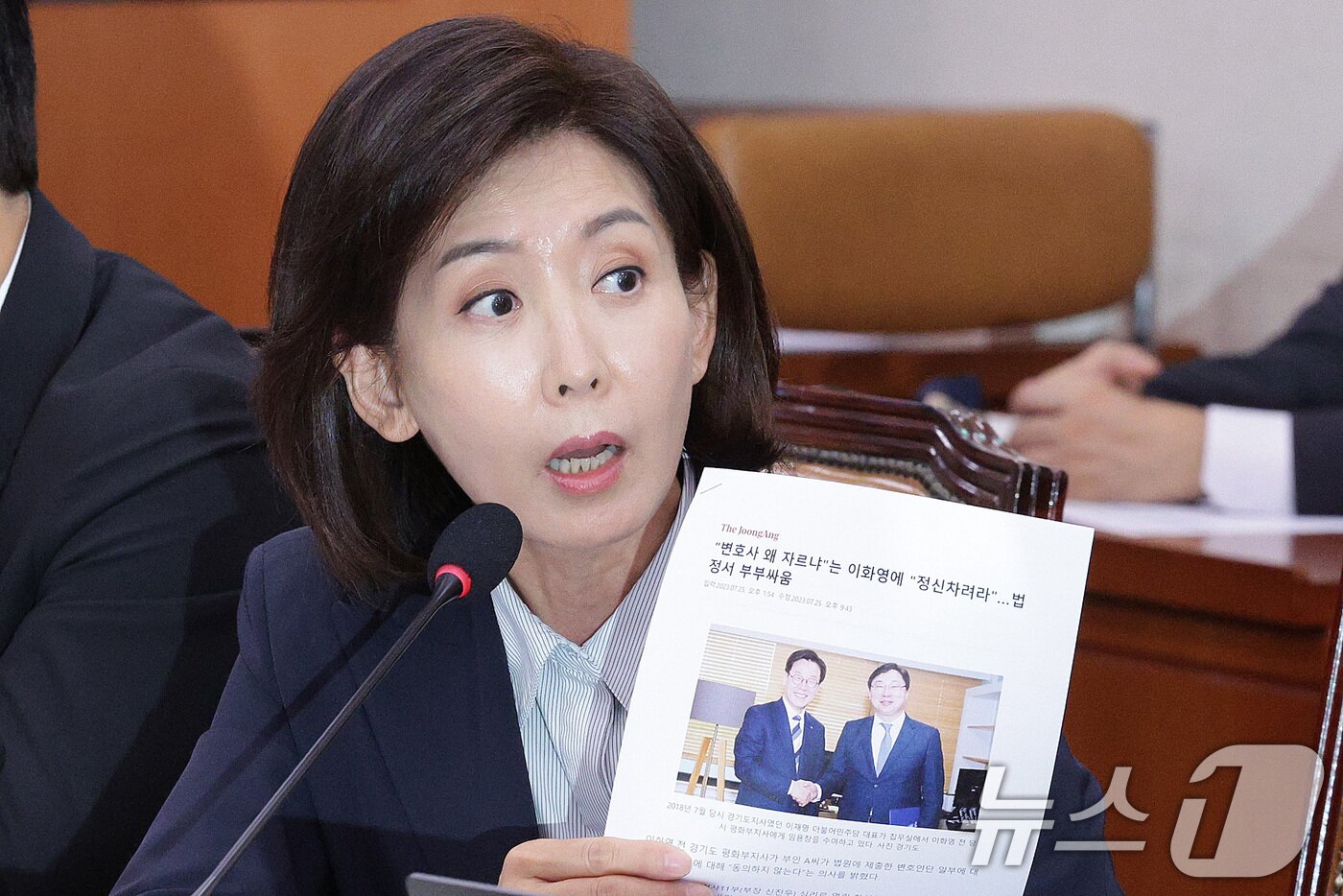 본문 이미지 - 나경원 국민의힘 의원이 14일 서울 여의도 국회 법제사법위원회에서 열린 법무부 등에 대한 국정감사에서 질의하고 있다. 2025.10.14/뉴스1 ⓒ News1 신웅수 기자