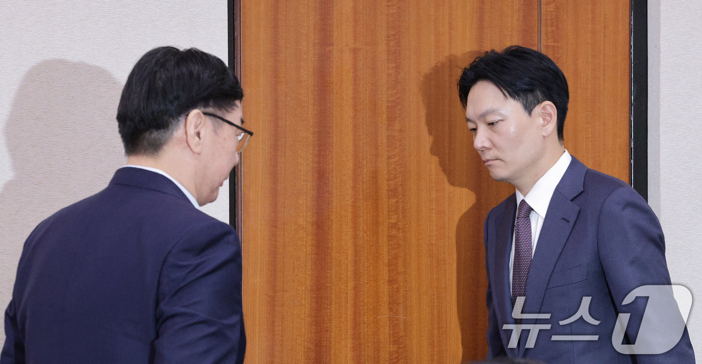 (서울=뉴스1) 신웅수 기자 = 이화영 전 경기도 평화부지사(왼쪽)가 14일 서울 여의도 국회 법제사법위원회에서 열린 법무부 등에 대한 국정감사에서 의원 질의를 마친 후 자신의 대 …