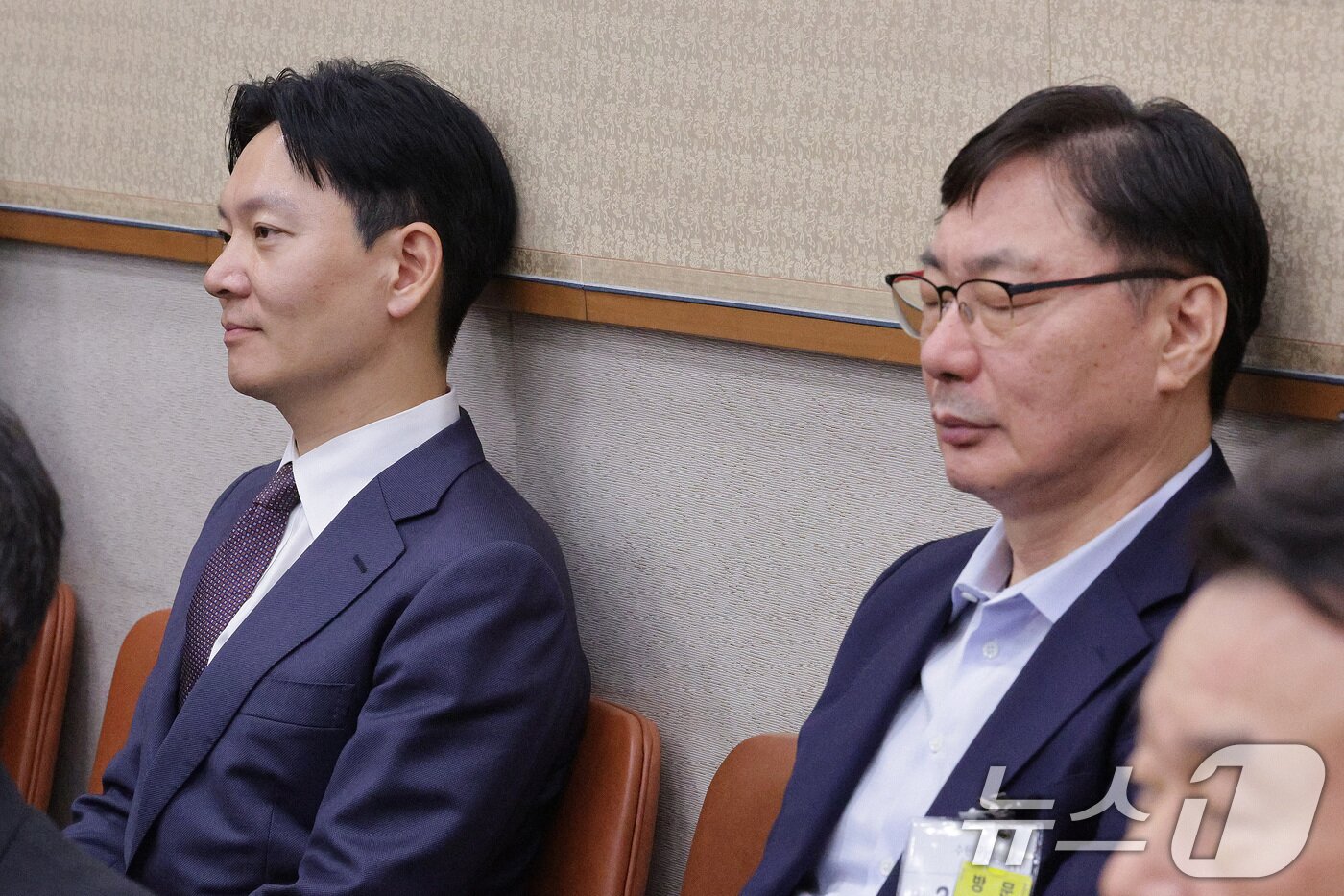 본문 이미지 - 이화영 전 경기도 평화부지사(오른쪽)가 지난해 10월 14일 서울 여의도 국회 법제사법위원회에서 열린 법무부 등에 대한 국정감사에서 의원 질의를 마친 후 자신의 대북 송금 사건을 수사했던 박상용 법무연수원 교수를 지나치고 있다. 2025.10.14 ⓒ 뉴스1 신웅수 기자