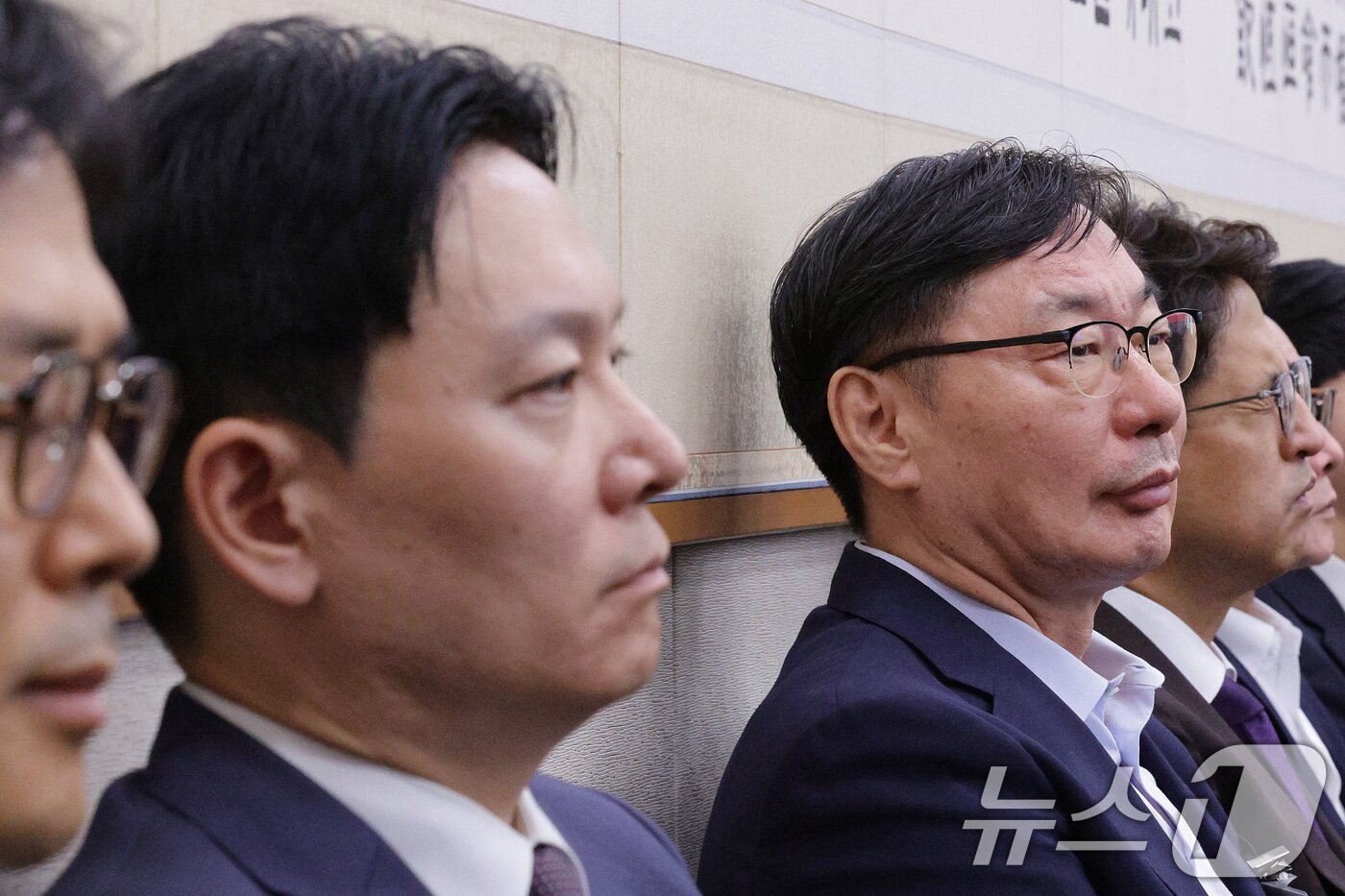 본문 이미지 - 이화영 전 경기도 평화부지사와  박상용 검사. 2025.10.14 ⓒ 뉴스1 신웅수 기자