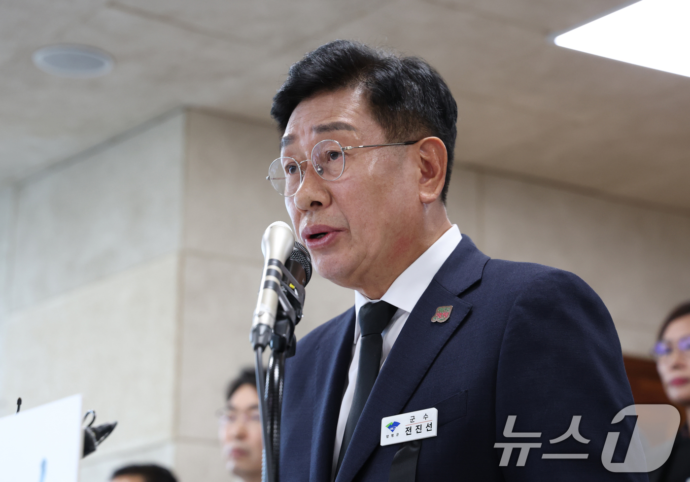 (양평=뉴스1) 김영운 기자 = 전진선 양평군수가 14일 오후 경기 양평군청 별관 대회의실에서 열린 기자회견에서 김건희 여사의 각종 의혹을 수사 중인 민중기 특별검사팀의 조사를 받 …