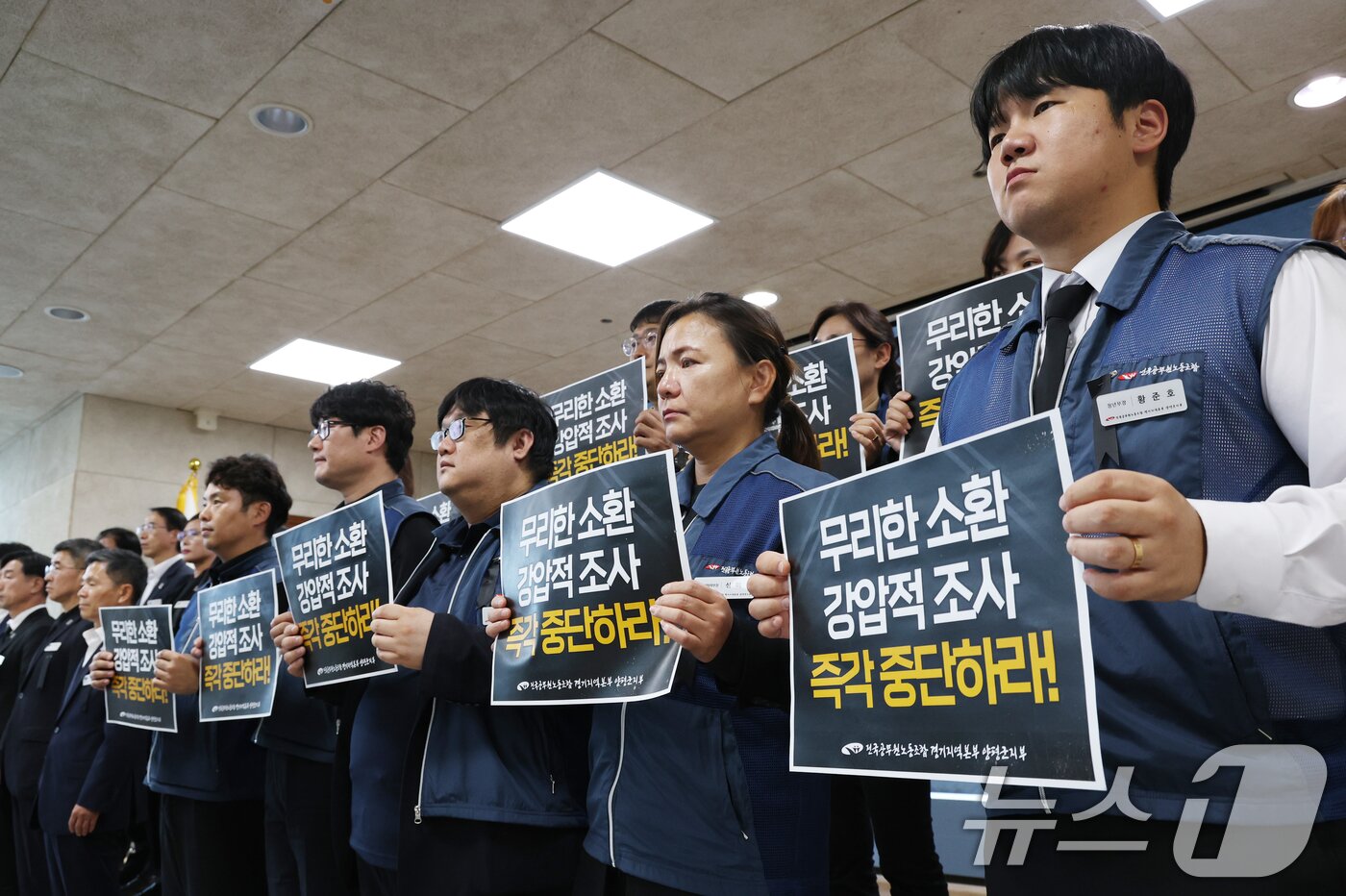 본문 이미지 - 14일 오후 경기 양평군청 별관 대회의실에서 김건희 여사의 각종 의혹을 수사 중인 민중기 특별검사팀의 조사를 받은 후 숨진 공무원 관련 기자회견이 진행되고 있다. 2025.10.14/뉴스1 ⓒ News1 김영운 기자