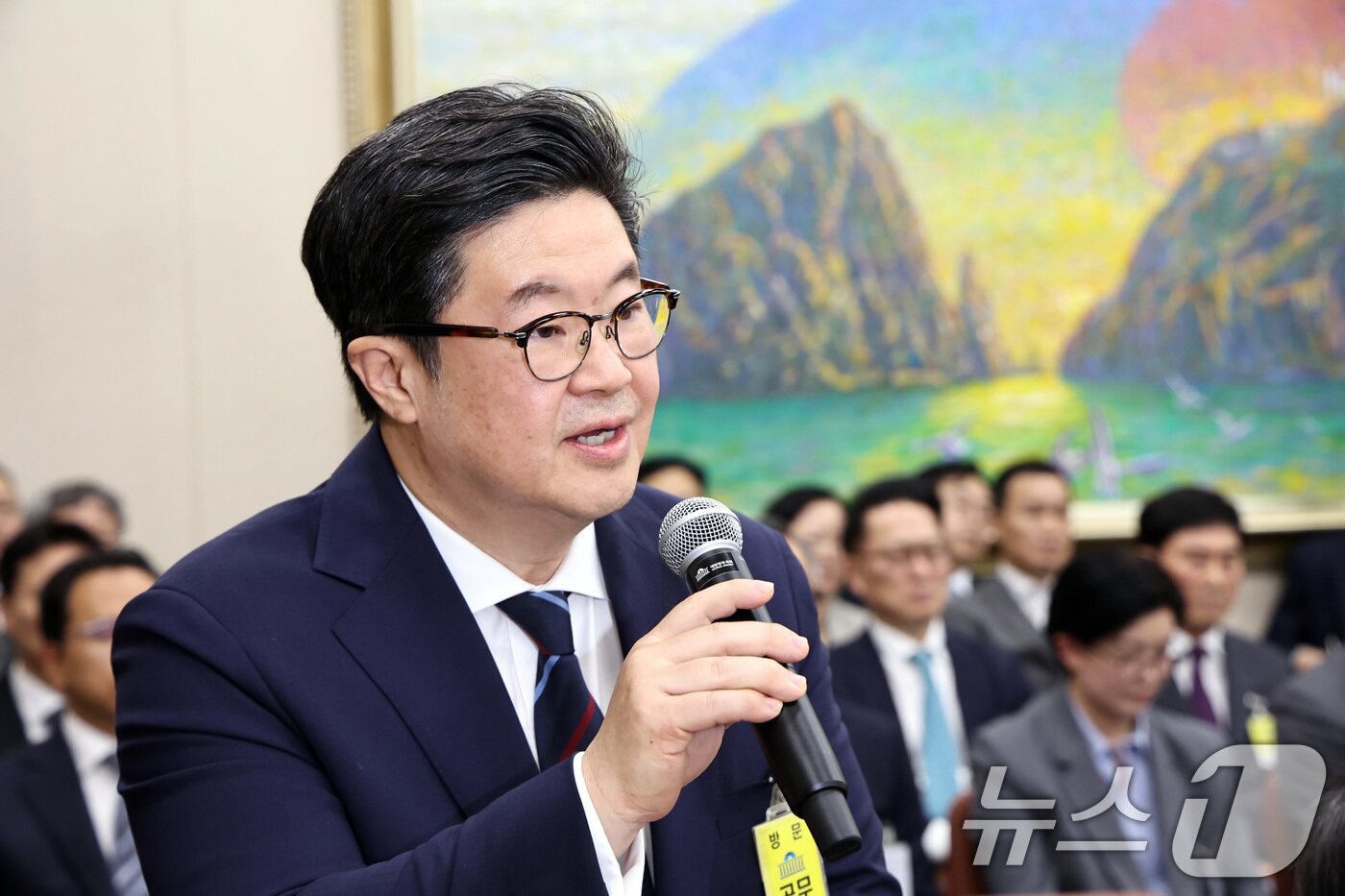 본문 이미지 - 김병주 MBK파트너스 회장이 지난 14일 오후 서울 여의도 국회에서 열린 정무위원회 국정감사에 증인으로 출석해 질의에 답하고 있다. 2025.10.14/뉴스1 ⓒ News1 구윤성 기자