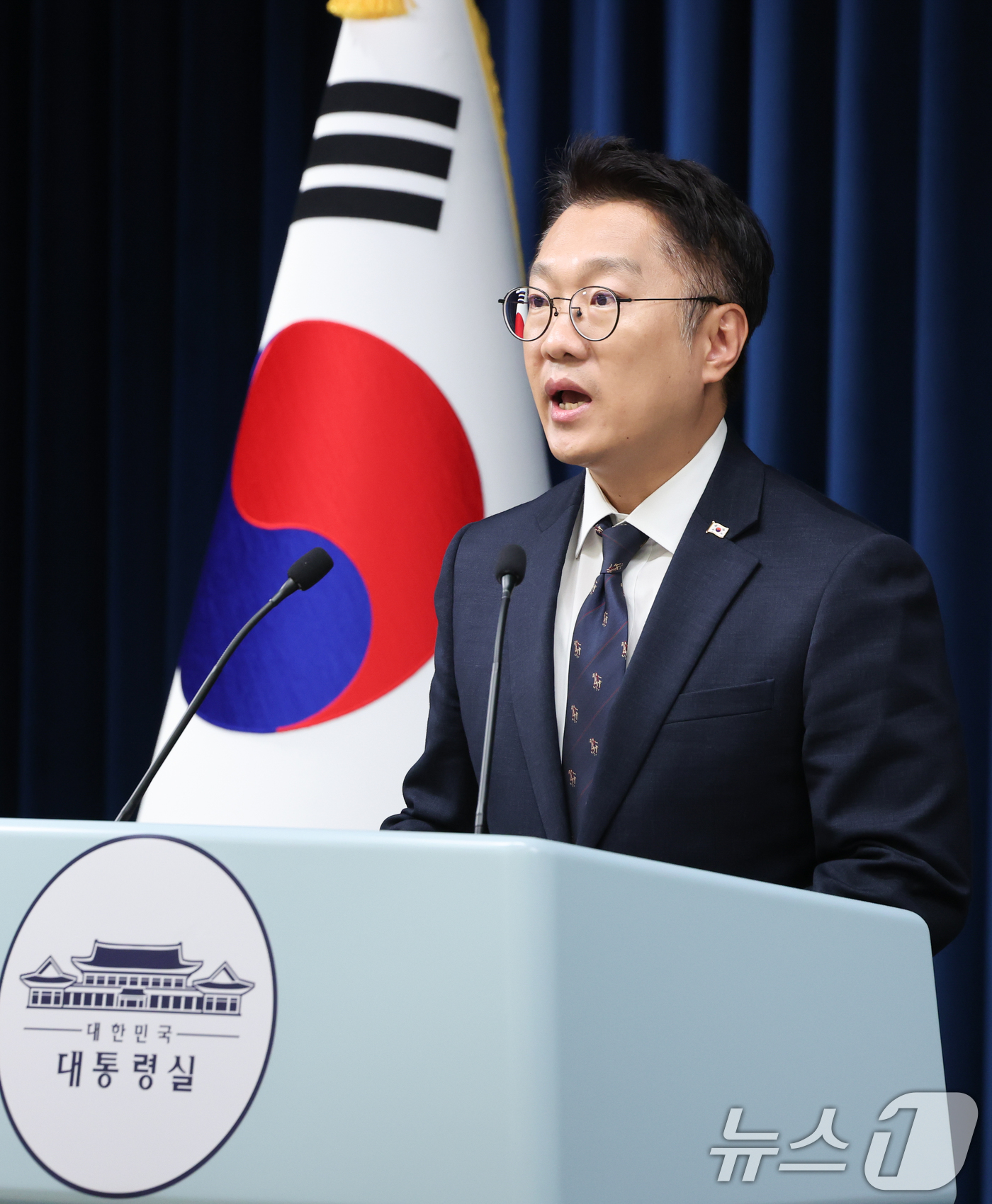 (서울=뉴스1) 허경 기자 = 김남준 대통령실 대변인이 14일 서울 용산 대통령실에서 국무회의 관련 브리핑을 하고 있다. 2025.10.14/뉴스1