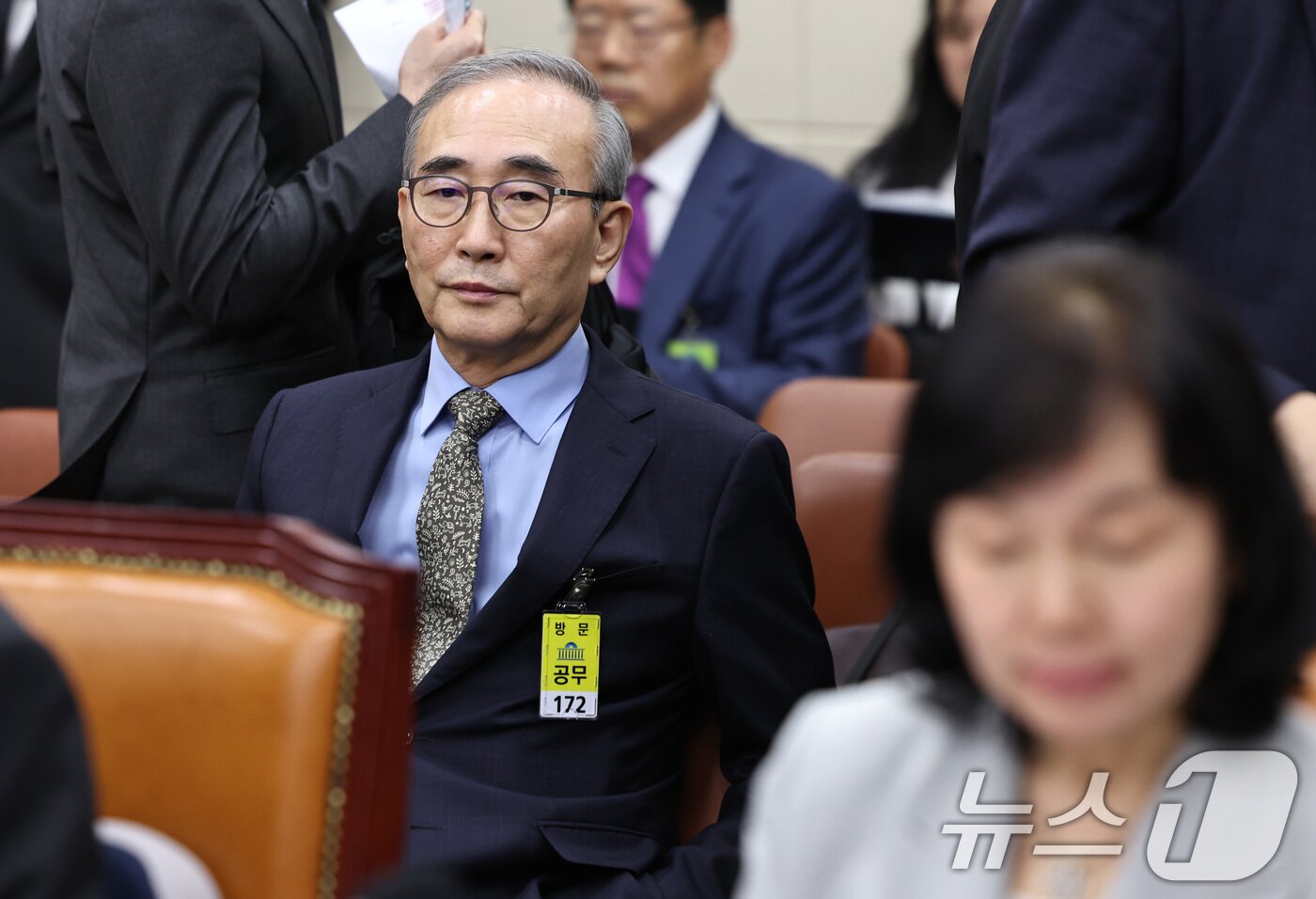 본문 이미지 - 김영섭 KT 대표이사가 14일 오후 서울 여의도 국회에서 열린 정무위원회 국정감사에 증인으로 출석해 자리하고 있다. 오른쪽은 송경희 개인정보보호위원장. 2025.10.14/뉴스1 ⓒ News1 구윤성 기자