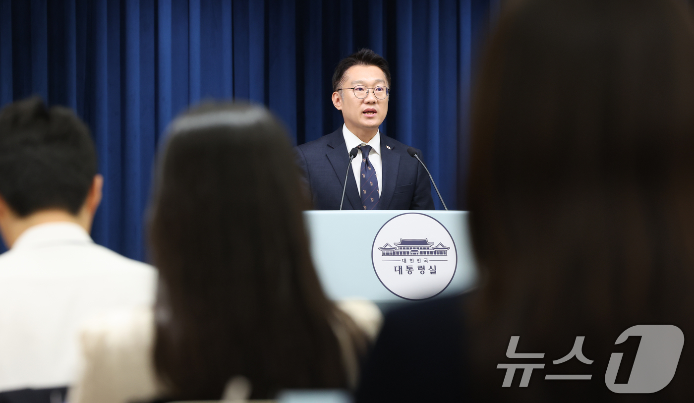 (서울=뉴스1) 허경 기자 = 김남준 대통령실 대변인이 14일 서울 용산 대통령실에서 국무회의 관련 브리핑을 하고 있다. 2025.10.14/뉴스1