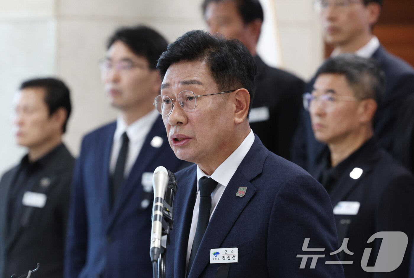 본문 이미지 - 전진선 양평군수가 14일 오후 경기 양평군청 별관 대회의실에서 열린 기자회견에서 김건희 여사의 각종 의혹을 수사 중인 민중기 특별검사팀의 조사를 받은 후 숨진 공무원 관련 기자회견을 하고 있다. 2025.10.14/뉴스1 ⓒ News1 김영운 기자