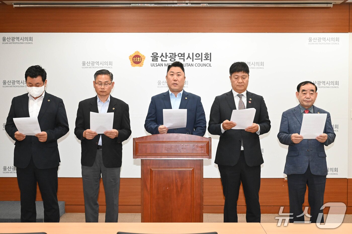 본문 이미지 - 왼쪽부터 국민의힘 소속 안대룡·문석주·김종섭·공진혁·김기환 울산시의원이 기자회견을 열고 있다.&#40;울산시의회 제공. 재판매 및 DB금지&#41;/뉴스1