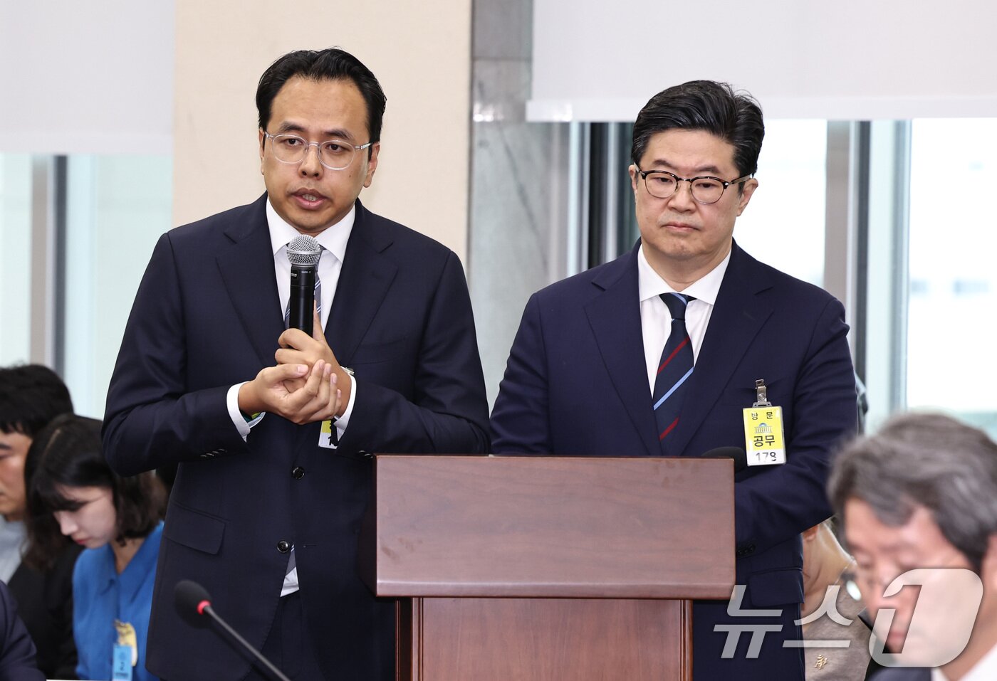 본문 이미지 - 김범석 우아한형제들 대표가 14일 오후 서울 여의도 국회에서 열린 정무위원회 국정감사에 증인으로 출석해 질의에 답하고 있다. 오른쪽은 김병주 MBK파트너스 회장. 2025.10.14/뉴스1 ⓒ News1 구윤성 기자