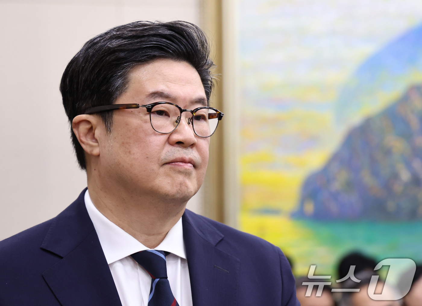 (서울=뉴스1) 구윤성 기자 = 김병주 MBK파트너스 회장이 14일 오후 서울 여의도 국회에서 열린 정무위원회 국정감사에 증인출석해 질의를 듣고 있다. 2025.10.14/뉴스1