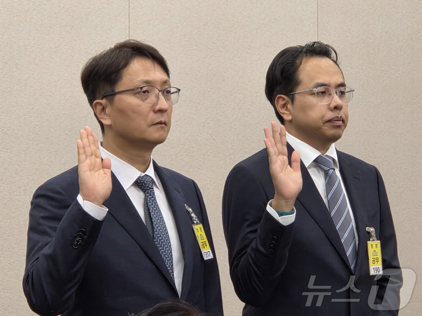 (서울=뉴스1) 장시온 기자 = 박대준 쿠팡 대표(왼쪽)와 김범석 우아한형제들 대표가 14일 오후 국회 산자중기위에서 열린 중기부 국정감사에 출석해 증인 선서를 하고 있다. 202 …