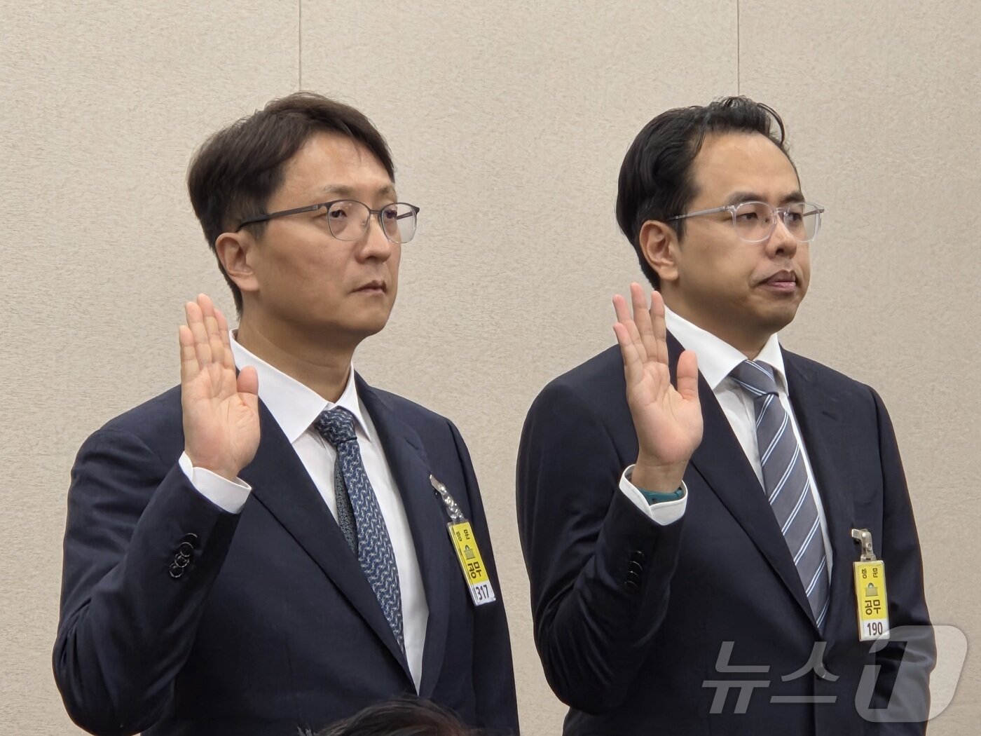 본문 이미지 - 박대준 쿠팡 대표&#40;왼쪽&#41;와 김범석 우아한형제들 대표가 14일 오후 국회 산자중기위에서 열린 중기부 국정감사에 출석해 증인 선서를 하고 있다. 2025.10.14/뉴스1 ⓒ 뉴스1 장시온 기자 ⓒ News1 장시온 기자