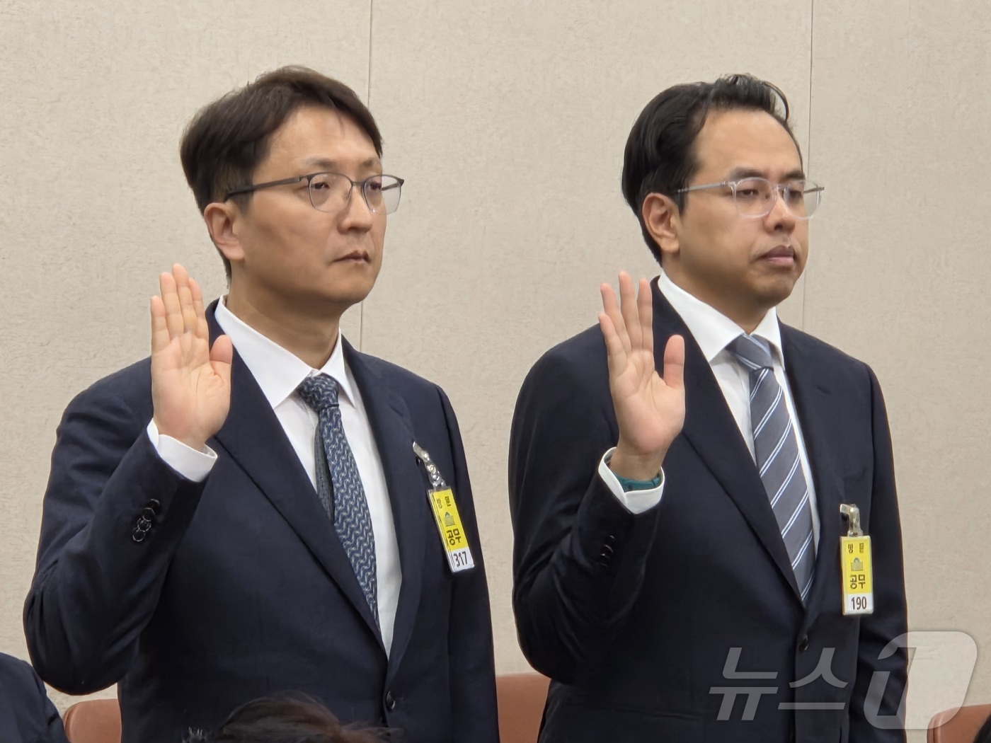 (서울=뉴스1) 장시온 기자 = 박대준 쿠팡 대표(왼쪽)와 김범석 우아한형제들 대표가 14일 오후 국회 산자중기위에서 열린 중기부 국정감사에 출석해 증인 선서를 하고 있다. 202 …