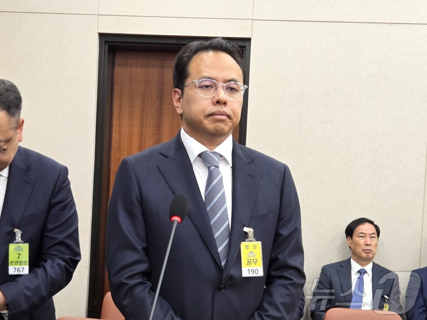 본문 이미지 - 김범석 우아한형제들 대표가 14일 오후 국회 산자중기위 중기부 국감에 출석해 질의를 받고 있다. 2025.10.14/뉴스1 ⓒ 뉴스1 장시온 기자 ⓒ News1 장시온 기자