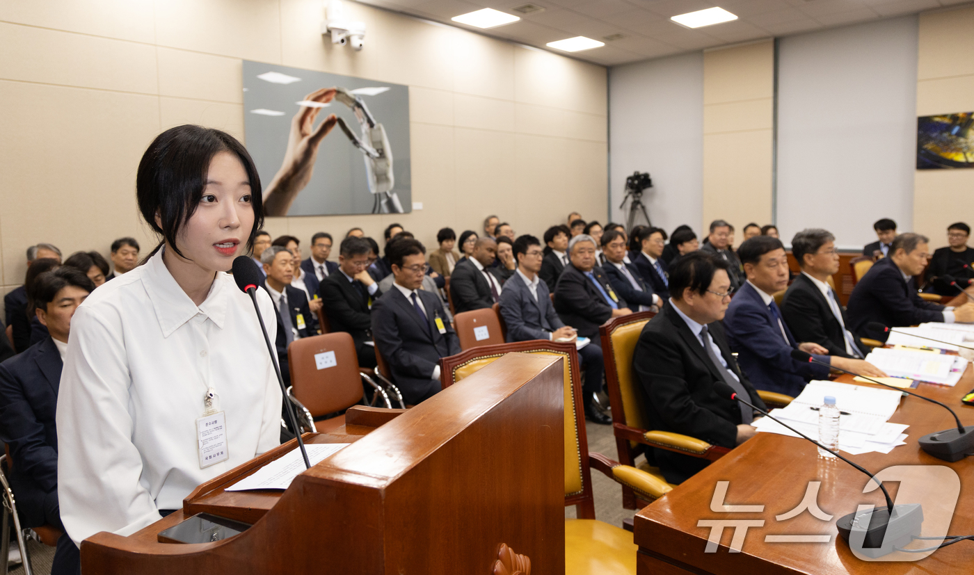 (서울=뉴스1) 이승배 기자 = 유튜버 쯔양(박정원)이 14일 서울 여의도 국회에서 열린 과학기술정보방송통신위원회 방송통신위원회 등에 대한 국정감사에 출석해 의원 질의에 답변하고 …