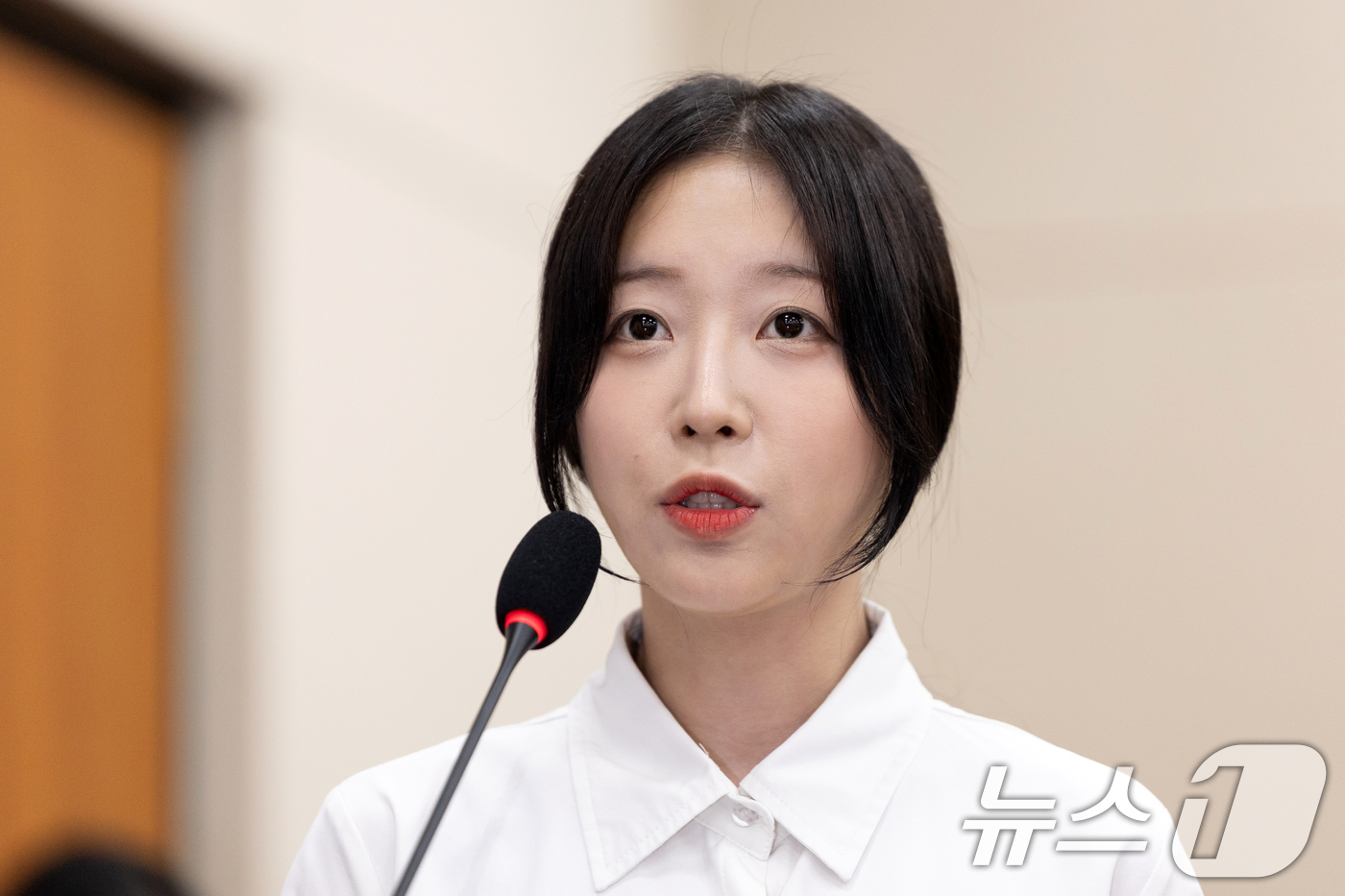 (서울=뉴스1) 이승배 기자 = 유튜버 쯔양(박정원)이 14일 서울 여의도 국회에서 열린 과학기술정보방송통신위원회 방송통신위원회 등에 대한 국정감사에 출석해 의원 질의에 답변하고 …