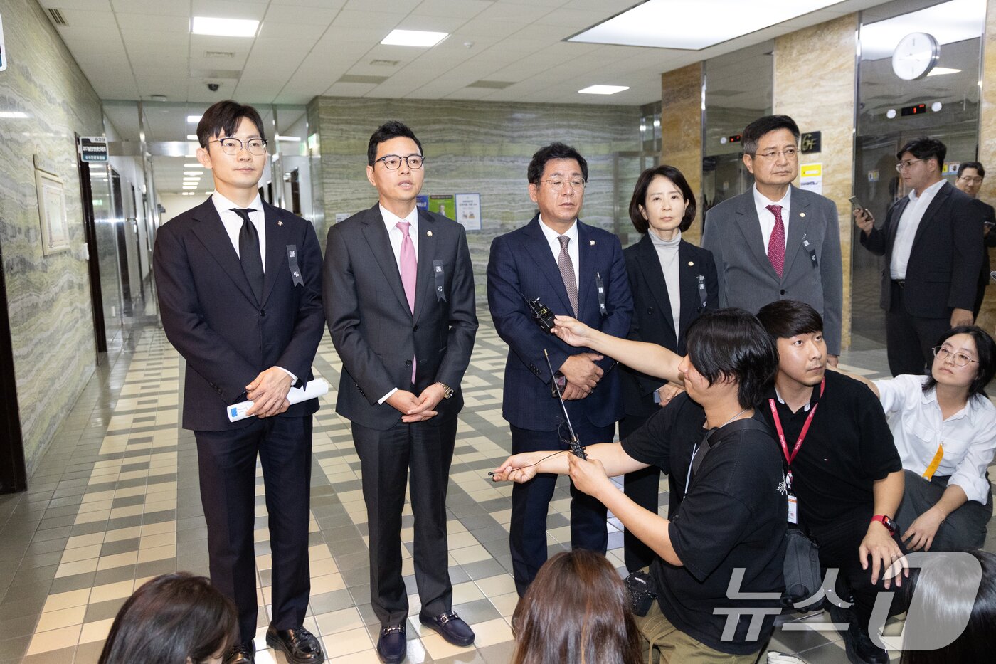 본문 이미지 - 14일 서울 여의도 국회에서 열린 과학기술정보방송통신위원회 방송통신위원회 등에 대한 국정감사에서 박정훈 국민의힘 의원을 비롯한 위원들이 김우영 더불어민주당 의원 질의 중 문자메시지 공개와 관련해 입장을 밝히고 있다. 2025.10.14/뉴스1 ⓒ News1 이승배 기자