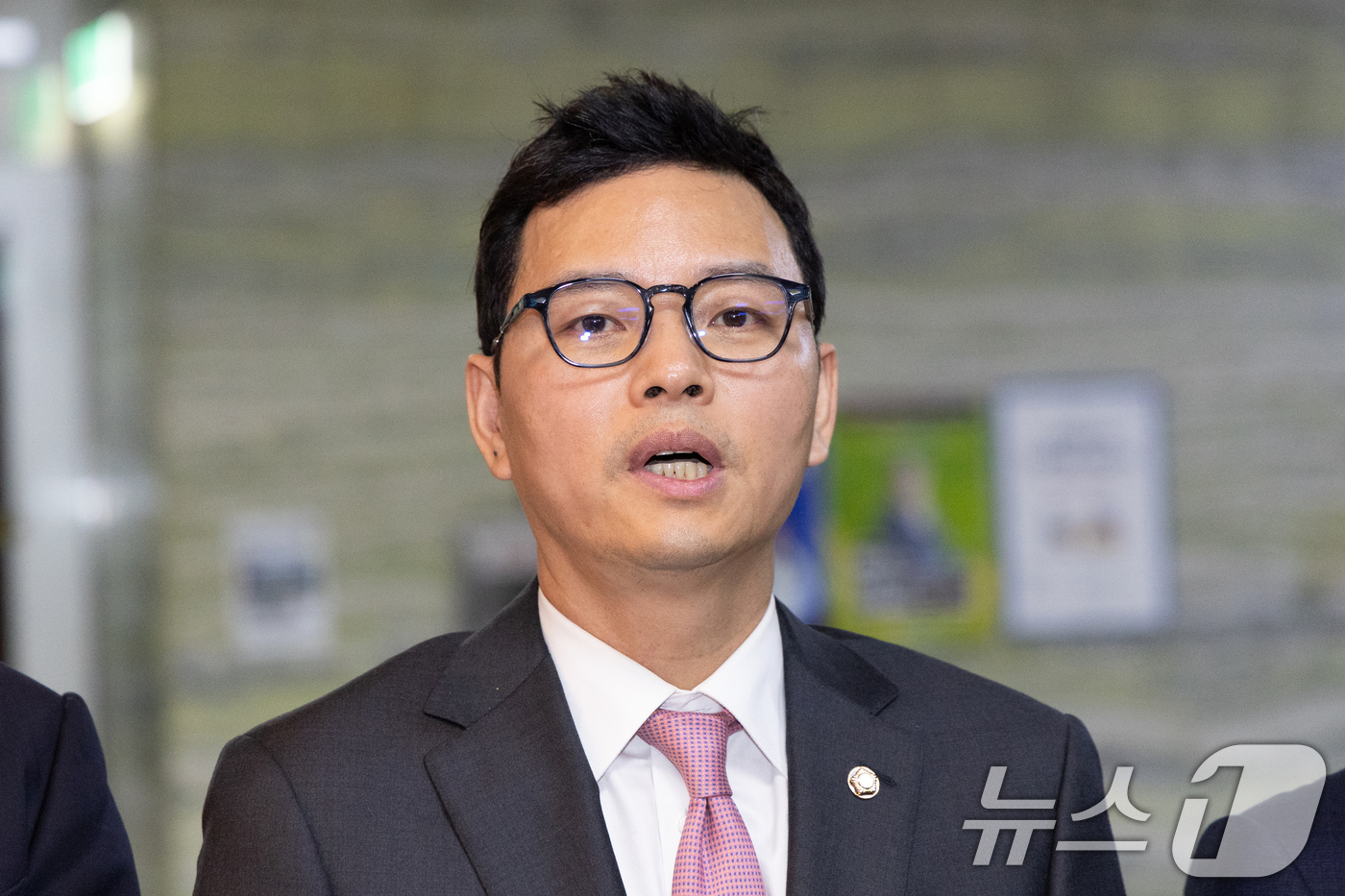 (서울=뉴스1) 이승배 기자 = 14일 서울 여의도 국회에서 열린 과학기술정보방송통신위원회 방송통신위원회 등에 대한 국정감사에서 박정훈 국민의힘 의원을 비롯한 위원들이 김우영 더불 …