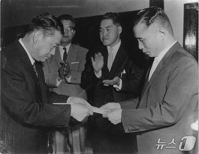 본문 이미지 - 1962년 8월 15일 고 서갑호(왼쪽) 사카모토방적 창업주가 박정희 대통령에게 본인 소유의 주일대표부 건물과 부지를 국가재산으로 써달라고 헌납하고 있다.(통일일보 서울지사장 이민호 제공)