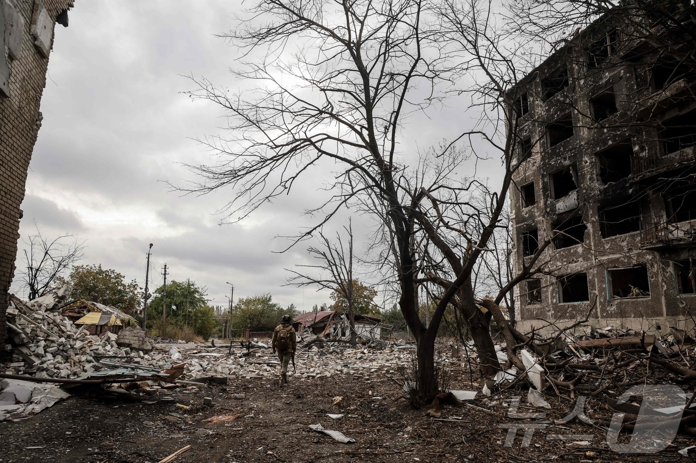 (코스탸티니우카 AFP=뉴스1) 이정환 기자 = 지난 12일(현지시간) 우크라이나군이 촬영해 14일에 공개한 사진에서 한 우크라이나 군인이 도네츠크 지역 코스탸티니우카의 최전선 마 …