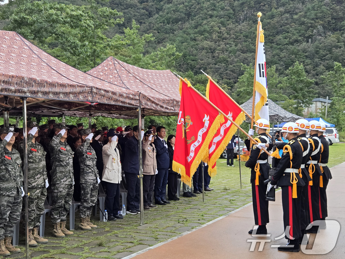 (포항=뉴스1) 최창호 기자 = 14일 포항특정경비지역사령부 주관으로 포항시 북구 죽장면 대우산에서 열린 '2025년 유해발굴 개토식'에서 참석자들이 국민의례를 하고 있다.유해발굴 …