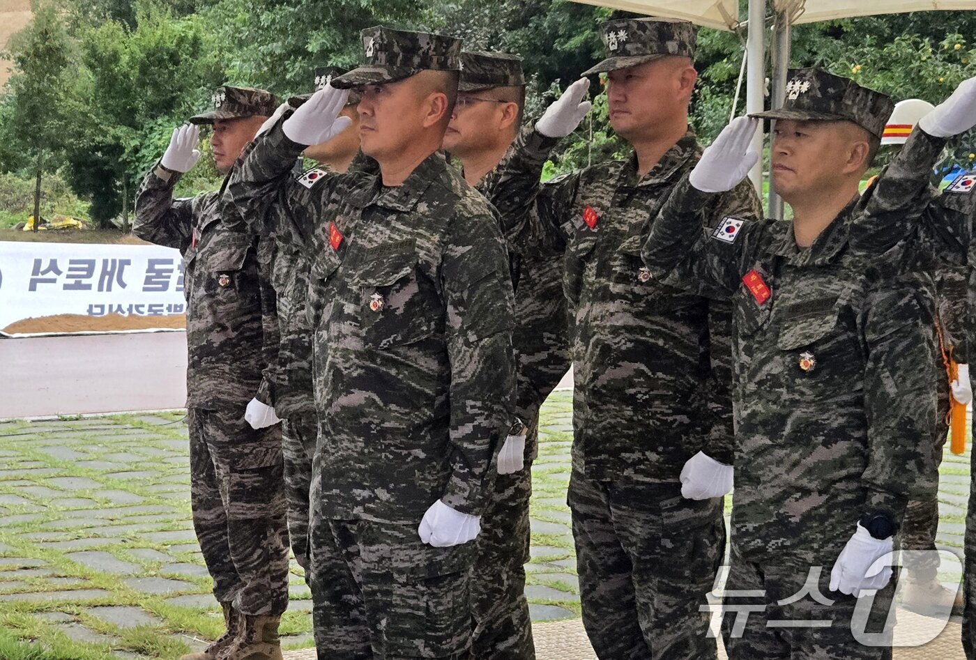 본문 이미지 - 14일 포항특정경비지역사령부 주관으로 포항시 북구 죽장면 대우산에서 열린 &#39;유해발굴 개토식&#39;에서 지휘부들이 전사자들에게 경례하고 있다. &#40;포항특정경비지역사령부 제공. 재판매 및 DB금지&#41; 2025.10.14/뉴스1 ⓒ News1 최창호 기자