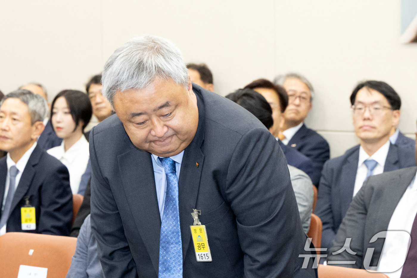 (서울=뉴스1) 이승배 기자 = 이현석 KT 부사장이 14일 서울 여의도 국회에서 열린 과학기술정보방송통신위원회 방송통신위원회 등에 대한 국정감사에 출석해 인사하고 있다. 2025 …