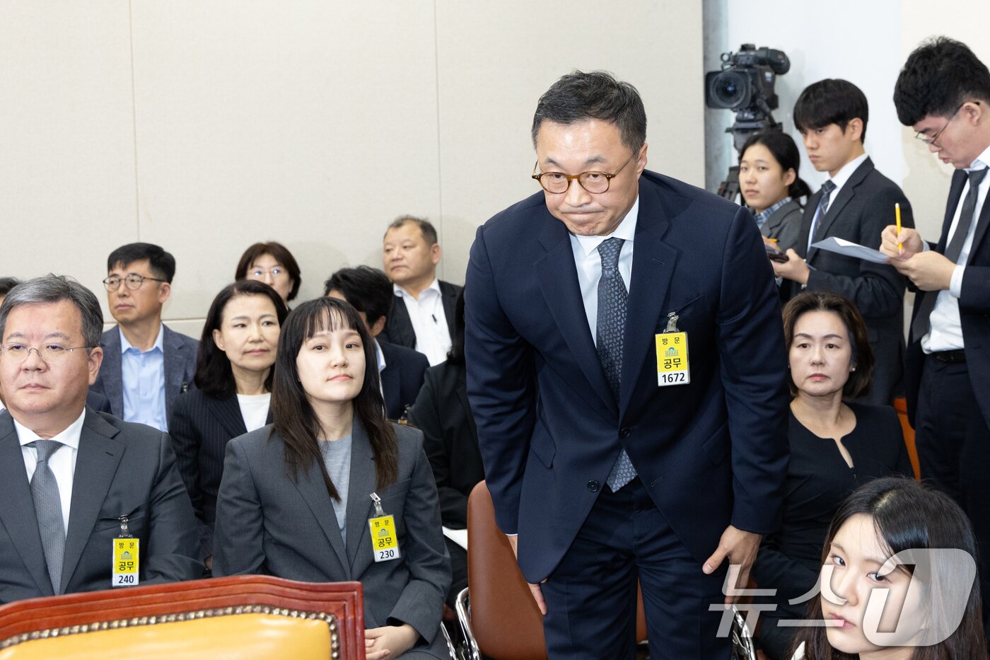 본문 이미지 - 마크 리 애플코리아 사장이 14일 서울 여의도 국회에서 열린 과학기술정보방송통신위원회 방송통신위원회 등에 대한 국정감사에 출석해 인사하고 있다. 2025.10.14/뉴스1 ⓒ News1 이승배 기자