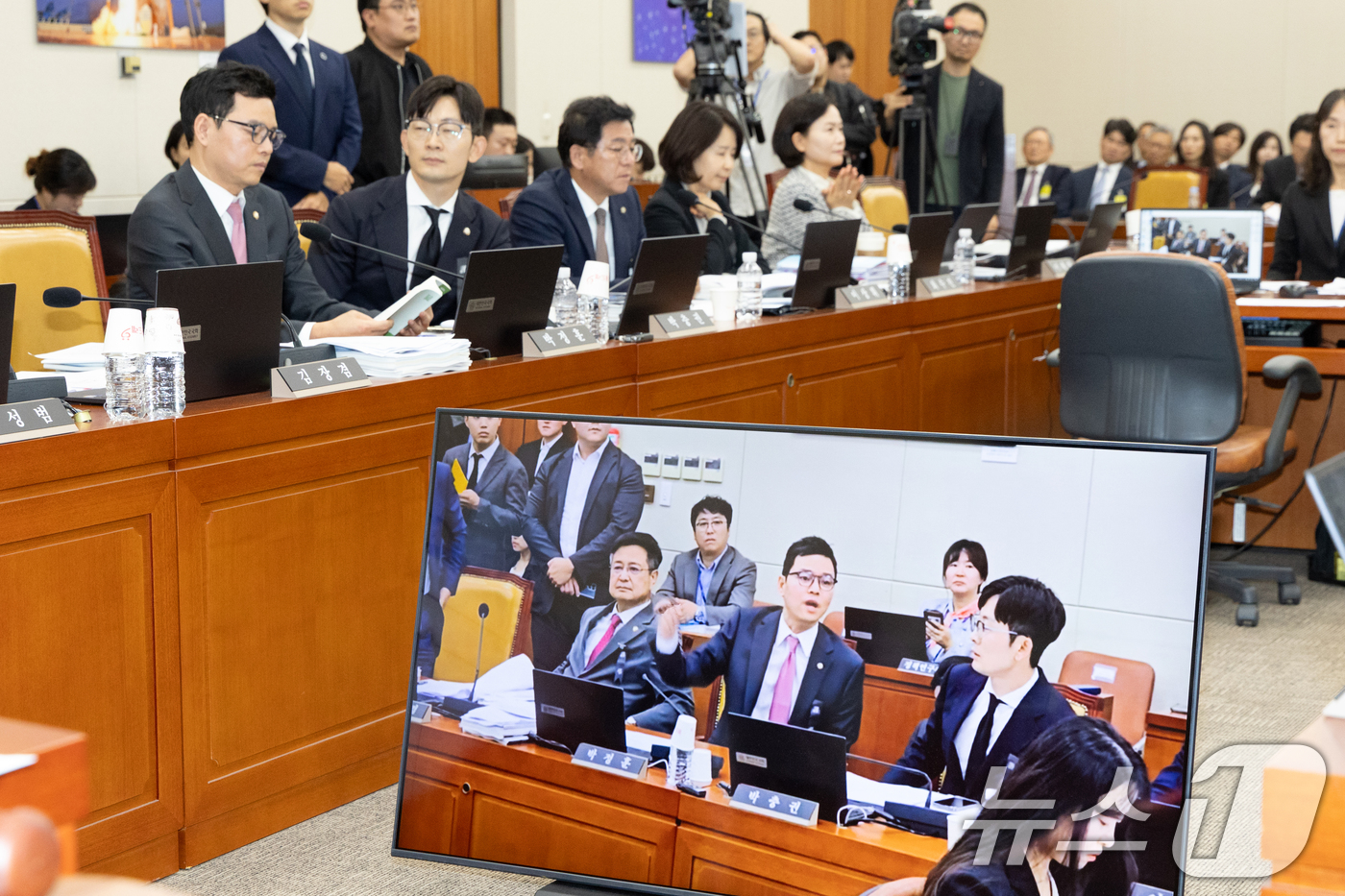 (서울=뉴스1) 이승배 기자 = 14일 서울 여의도 국회에서 열린 과학기술정보방송통신위원회 방송통신위원회 등에 대한 국정감사에서 박정훈 국민의힘 의원의 욕설 영상이 재생되고 있다. …