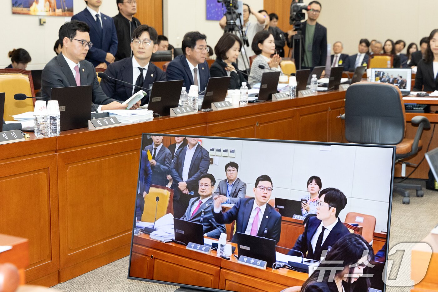 본문 이미지 - 14일 서울 여의도 국회에서 열린 과학기술정보방송통신위원회 방송통신위원회 등에 대한 국정감사에서 박정훈 국민의힘 의원의 욕설 영상이 재생되고 있다. 2025.10.14/뉴스1 ⓒ News1 이승배 기자