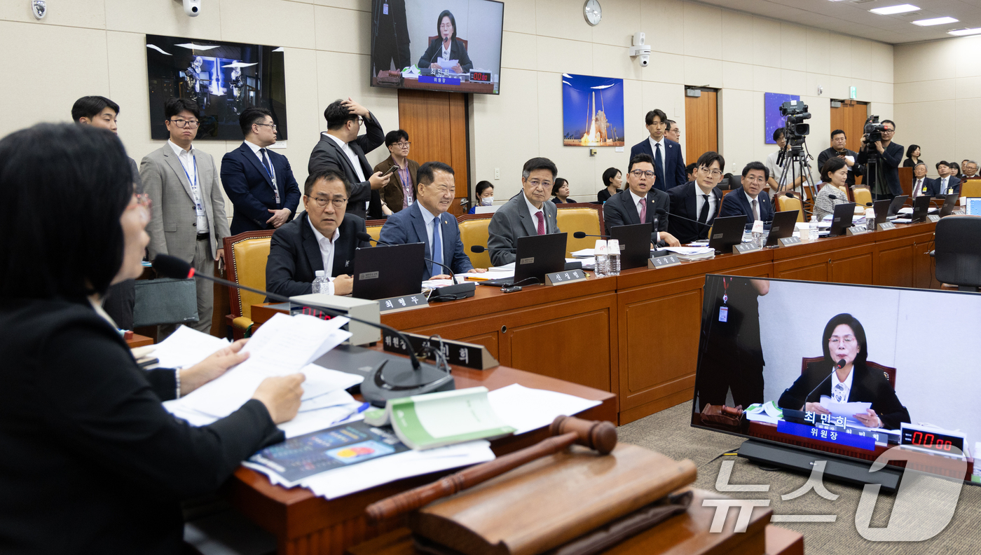 (서울=뉴스1) 이승배 기자 = 14일 서울 여의도 국회에서 열린 과학기술정보방송통신위원회 방송통신위원회 등에 대한 국정감사에서 최민희 위원장이 박정훈 국민의힘 의원에게 퇴장을 명 …