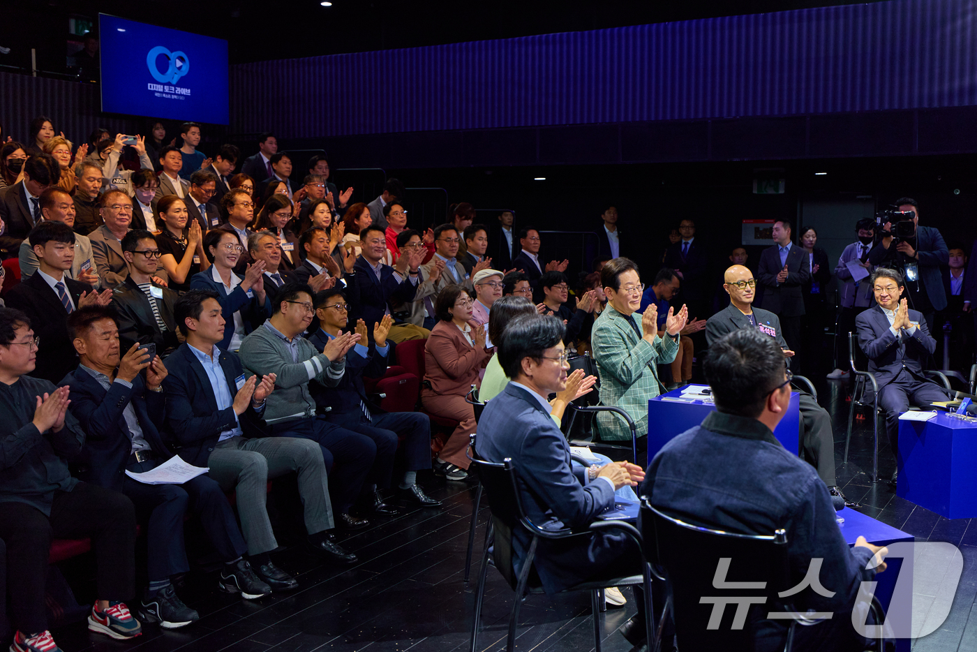 (서울=뉴스1) 허경 기자 = 이재명 대통령이 14일 서울 동대문구 콘텐츠문화광장에서 열린 디지털토크라이브 '국민의 목소리, 정책이 되다'에서 박수를 치고 있다. (대통령실 제공. …