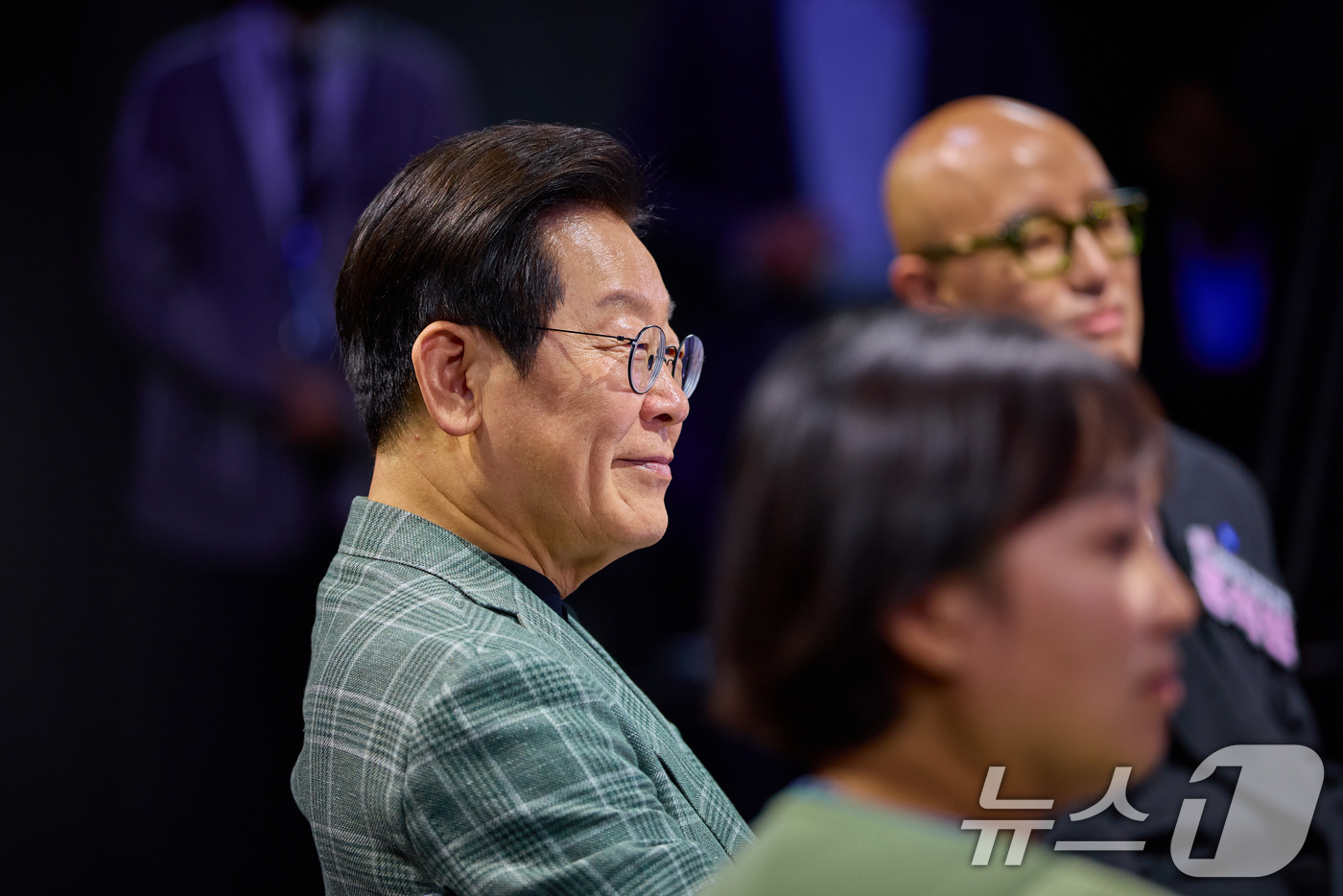 (서울=뉴스1) 허경 기자 = 이재명 대통령이 14일 서울 동대문구 콘텐츠문화광장에서 열린 디지털토크라이브 '국민의 목소리, 정책이 되다'에서 참석자들의 질문을 듣고 있다. (대통 …