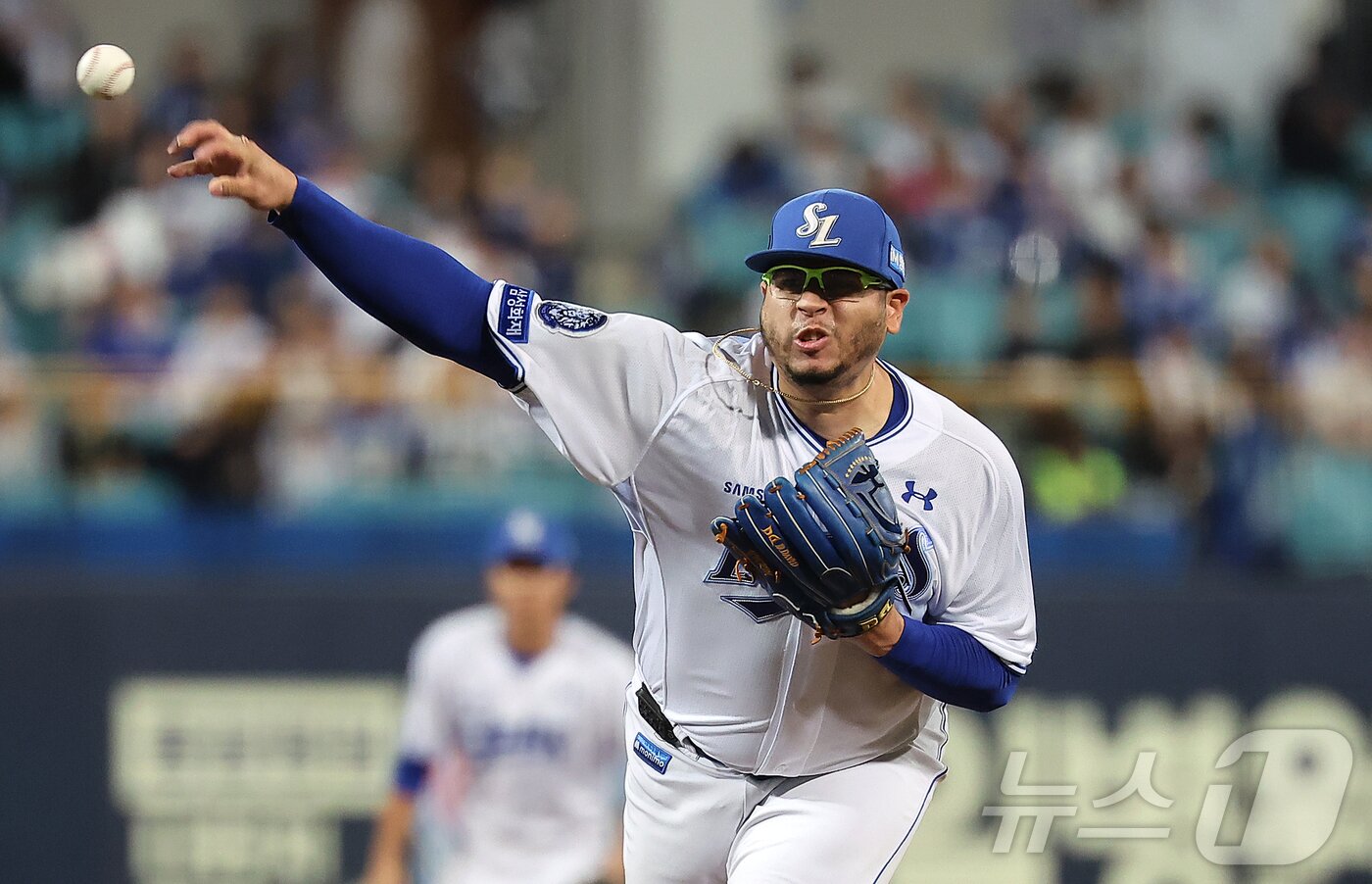 본문 이미지 - 14일 오후 대구 삼성라이온즈파크에서 열린 프로야구 2025 신한 SOL뱅크 KBO 준플레이오프 4차전 SSG 랜더스와 삼성 라이온즈의 경기, 삼성 선발 후라도가 1회초 등판해 힘차게 공을 던지고 있다. 2025.10.14/뉴스1 ⓒ News1 김진환 기자
