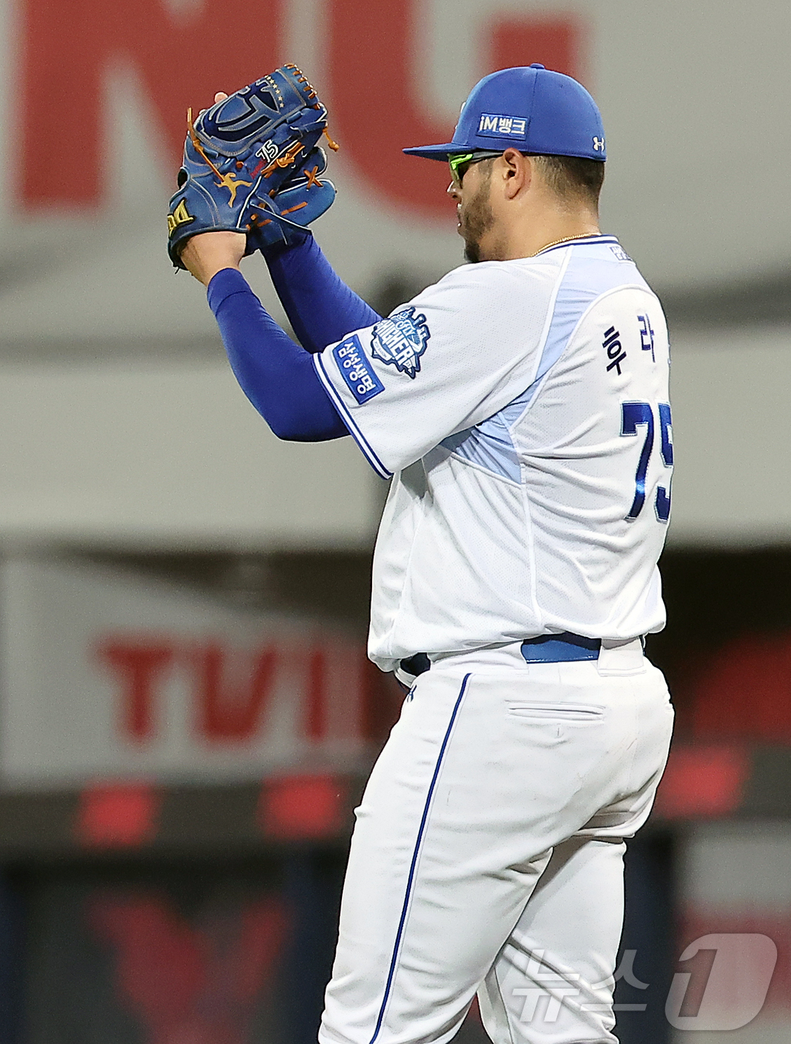 (대구=뉴스1) 김진환 기자 = 14일 오후 대구 삼성라이온즈파크에서 열린 프로야구 2025 신한 SOL뱅크 KBO 준플레이오프 4차전 SSG 랜더스와 삼성 라이온즈의 경기, 삼성 …