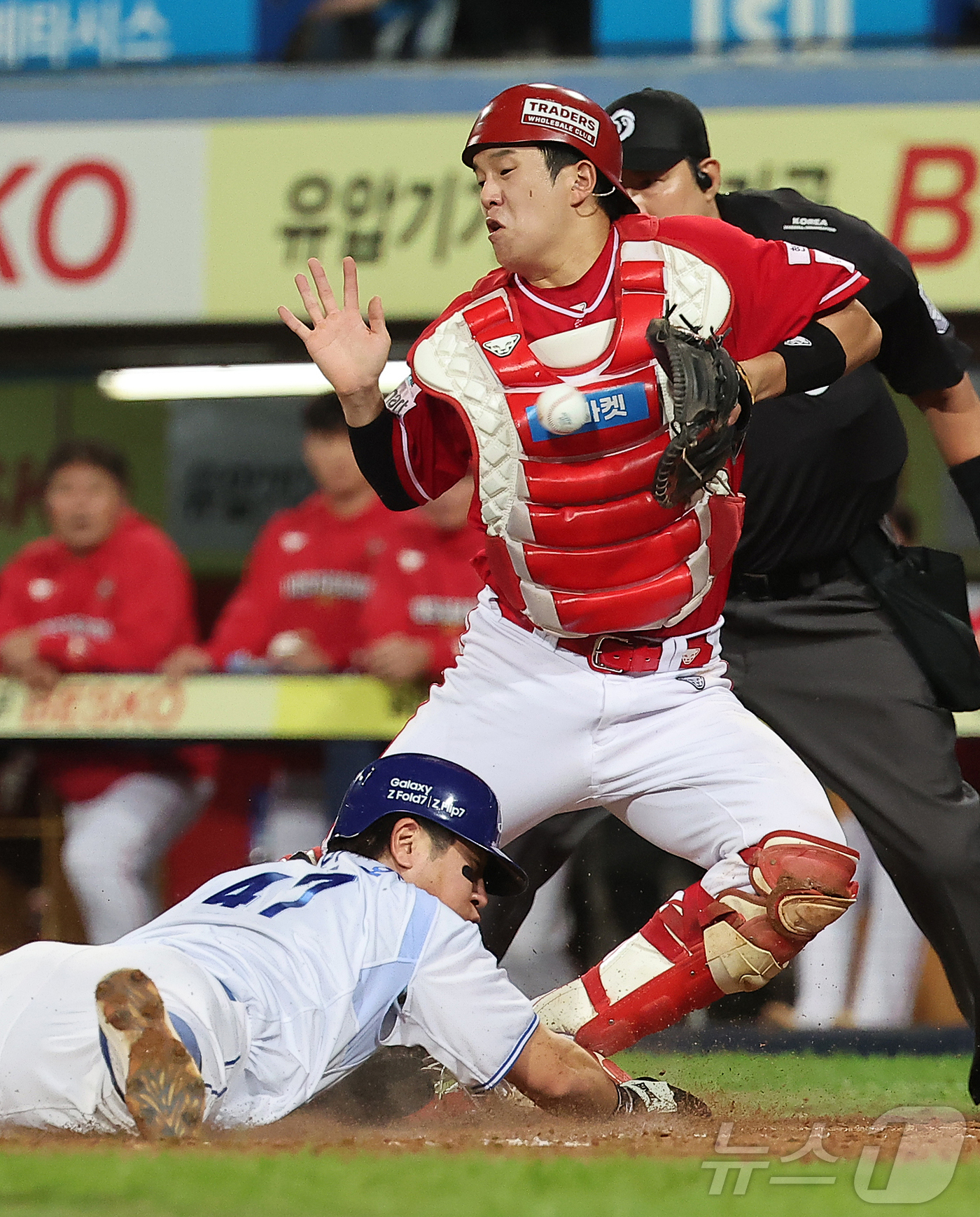 (대구=뉴스1) 김진환 기자 = 14일 오후 대구 삼성라이온즈파크에서 열린 프로야구 2025 신한 SOL뱅크 KBO 준플레이오프 4차전 SSG 랜더스와 삼성 라이온즈의 경기, 삼성 …