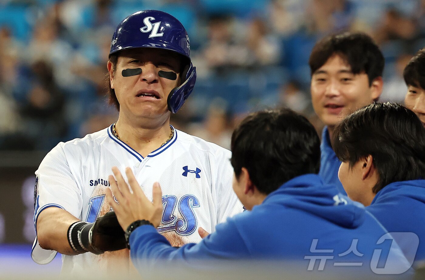 본문 이미지 - 14일 오후 대구 삼성라이온즈파크에서 열린 프로야구 2025 신한 SOL뱅크 KBO 준플레이오프 4차전 SSG 랜더스와 삼성 라이온즈의 경기, 삼성 강민호가 3회말 1사 1,2루 상황 김지찬의 안타 때 득점에 성공한 뒤 동료들의 축하를 받고 있다. 2025.10.14 ⓒ 뉴스1 김진환 기자