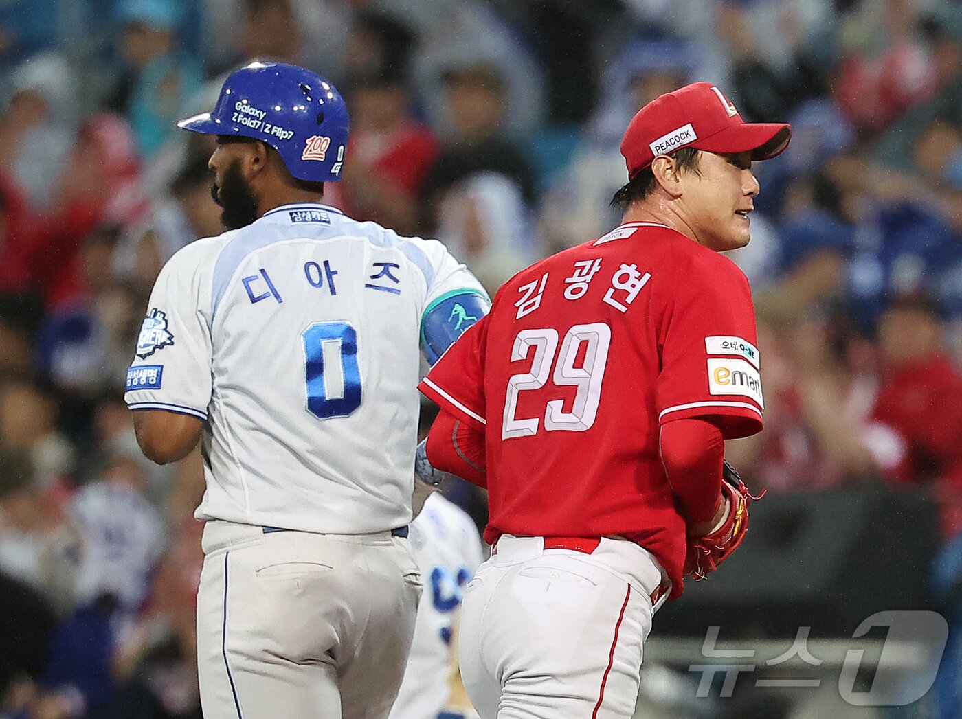 본문 이미지 - 14일 오후 대구 삼성라이온즈파크에서 열린 프로야구 2025 신한 SOL뱅크 KBO 준플레이오프 4차전 SSG 랜더스와 삼성 라이온즈의 경기, SSG 선발 김광현이 3회말 2사 만루 상황 삼성 디아즈를 내야 땅볼로 처리한 뒤 더그아웃으로 향하고 있다. 2025.10.14/뉴스1 ⓒ News1 김진환 기자