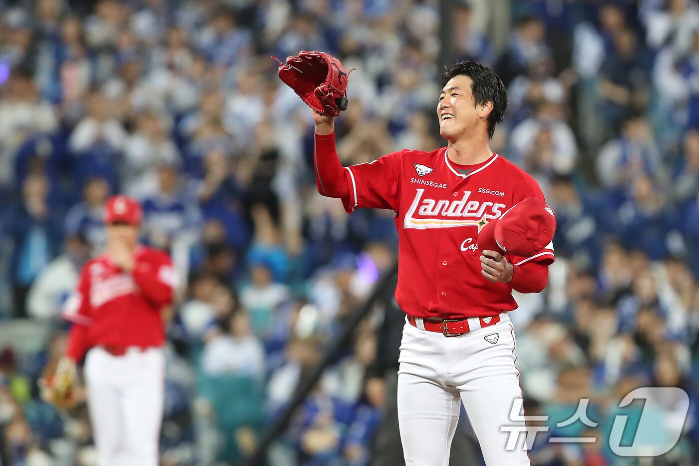 본문 이미지 - 14일 오후 대구 삼성라이온즈파크에서 열린 프로야구 2025 신한 SOL뱅크 KBO 준플레이오프 4차전 삼성 라이온즈와 SSG 랜더스의 경기, SSG 선발 김광현 3회말 1사 이후 두 타자 연속 볼넷을 허용하고 있다. 2025.10.14/뉴스1 ⓒ News1 공정식 기자