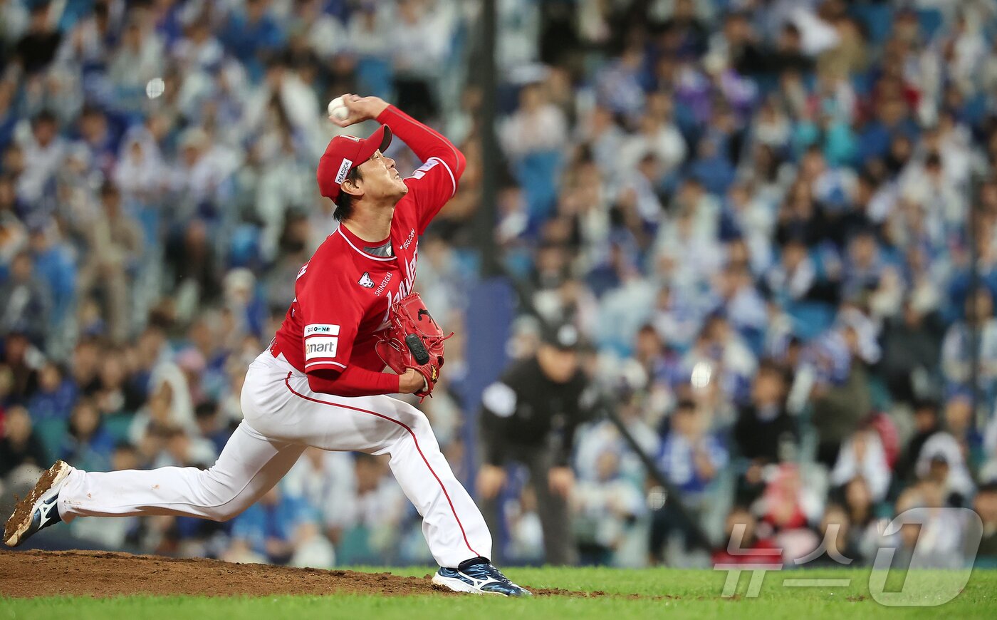 본문 이미지 - 14일 오후 대구 삼성라이온즈파크에서 열린 프로야구 2025 신한 SOL뱅크 KBO 준플레이오프 3차전 SSG 랜더스와 삼성 라이온즈의 경기, SSG 선발 김광현이 5회말 힘차게 공을 던지고 있다. 2025.10.14/뉴스1 ⓒ News1 김진환 기자