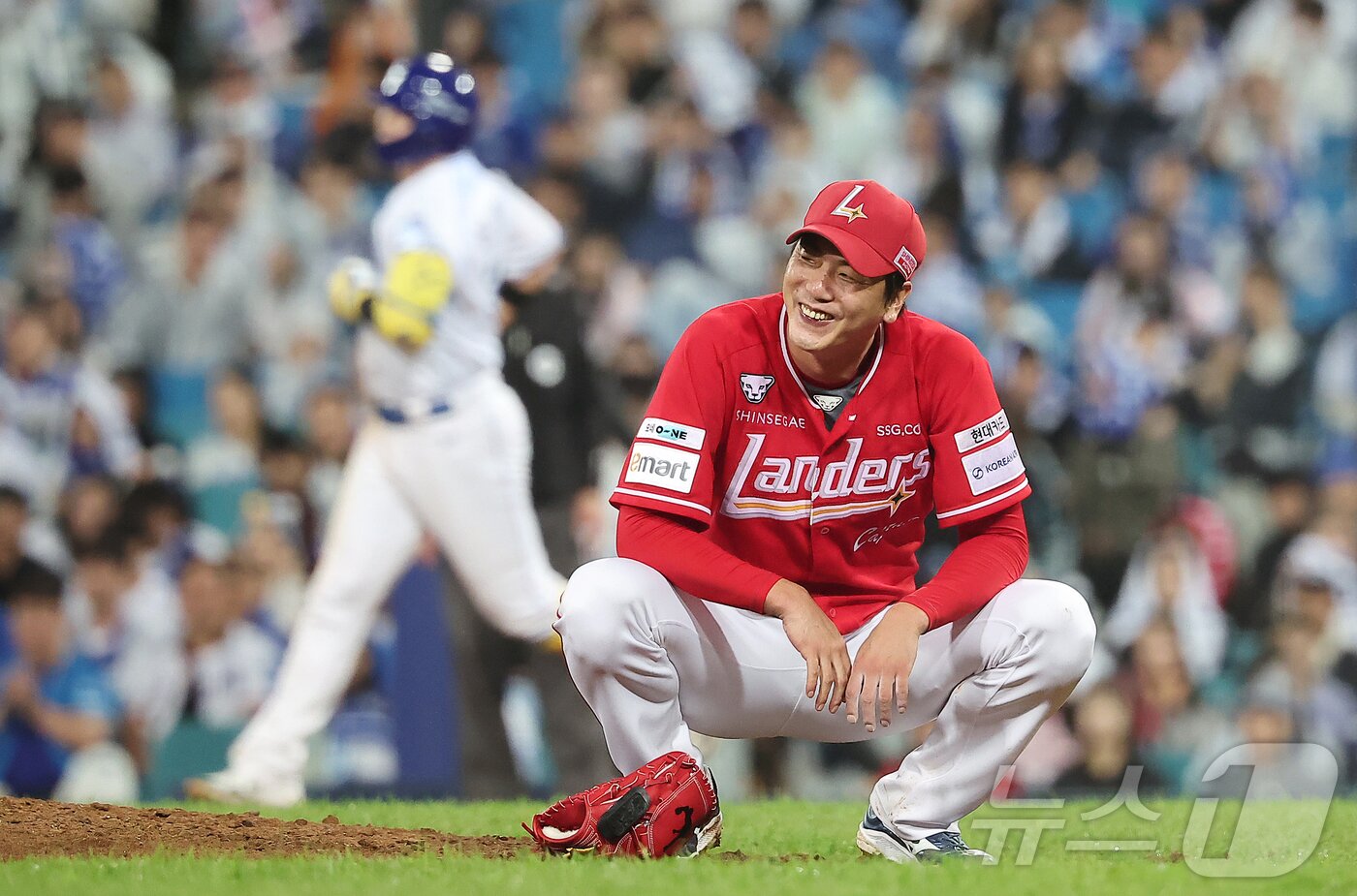 본문 이미지 - 14일 오후 대구 삼성라이온즈파크에서 열린 프로야구 2025 신한 SOL뱅크 KBO 준플레이오프 3차전 SSG 랜더스와 삼성 라이온즈의 경기, SSG 선발 김광현이 5회말 1사 삼성 전병우를 외야 플라이로 잡아낸 뒤 멋쩍은 미소를 짓고 있다. 2025.10.14/뉴스1 ⓒ News1 김진환 기자