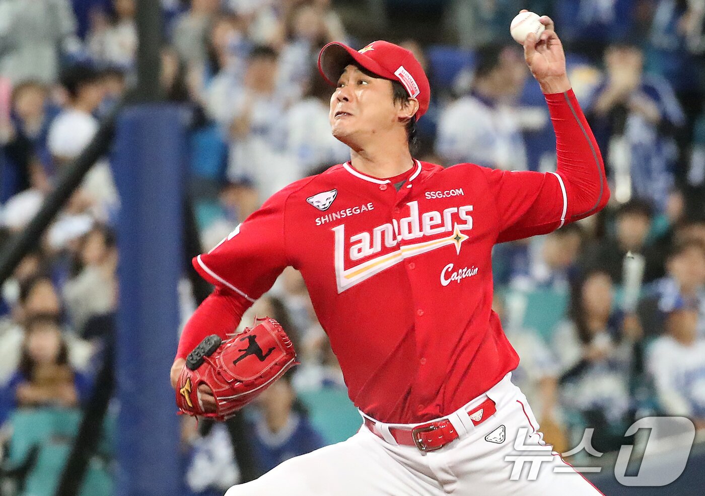 본문 이미지 - 14일 오후 대구 삼성라이온즈파크에서 열린 프로야구 2025 신한 SOL뱅크 KBO 준플레이오프 4차전 삼성 라이온즈와 SSG 랜더스의 경기에서 SSG 선발 김광현이 역투하고 있다. 2025.10.14/뉴스1 ⓒ News1 공정식 기자