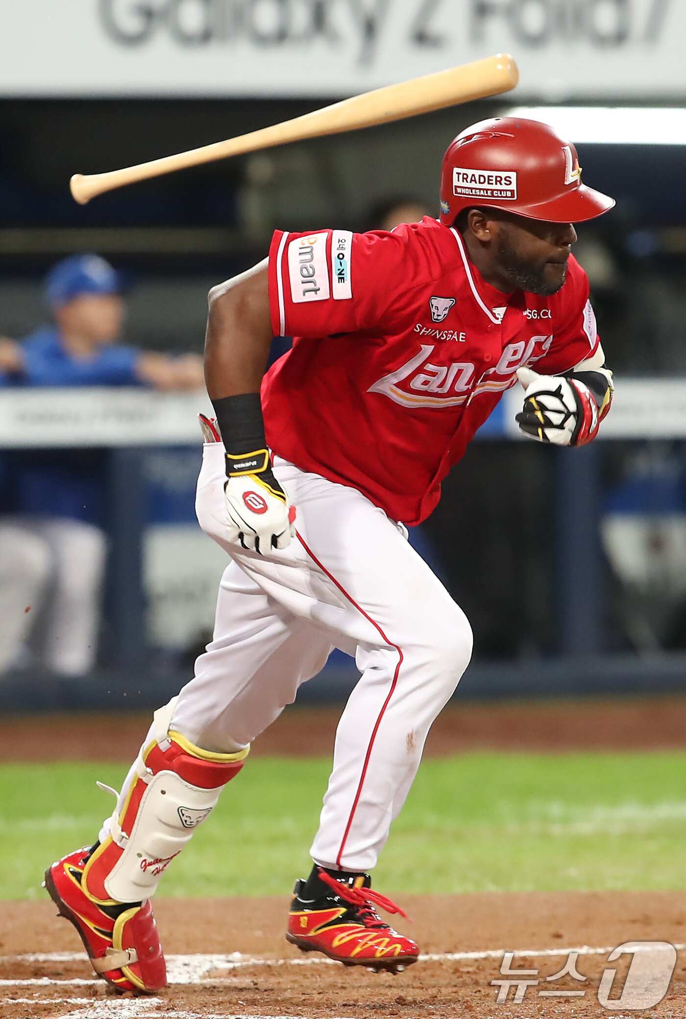 본문 이미지 - 14일 오후 대구 삼성라이온즈파크에서 열린 프로야구 2025 신한 SOL뱅크 KBO 준플레이오프 4차전 삼성 라이온즈와 SSG 랜더스의 경기, SSG 에레디아가 6회초 1사 상황 2루수 방면 안타를 치고 1루를 향해 달리고 있다. 2025.10.14 ⓒ 뉴스1 공정식 기자