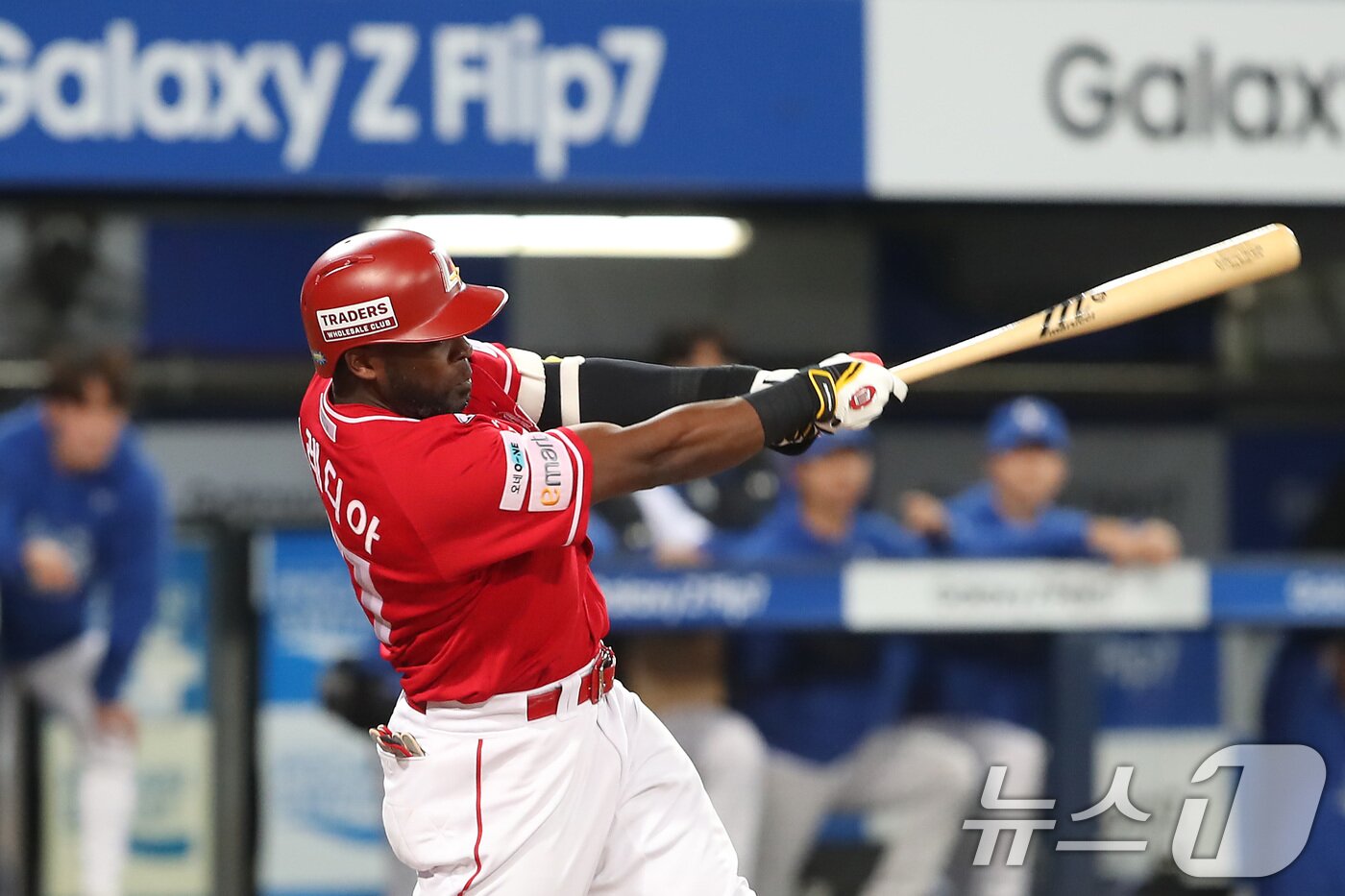 본문 이미지 - 14일 오후 대구 삼성라이온즈파크에서 열린 프로야구 2025 신한 SOL뱅크 KBO 준플레이오프 4차전 삼성 라이온즈와 SSG 랜더스의 경기, SSG 에레디아가 6회초 1사 상황 2루수 방면 안타를 치고 있다. 2025.10.14 ⓒ 뉴스1 공정식 기자